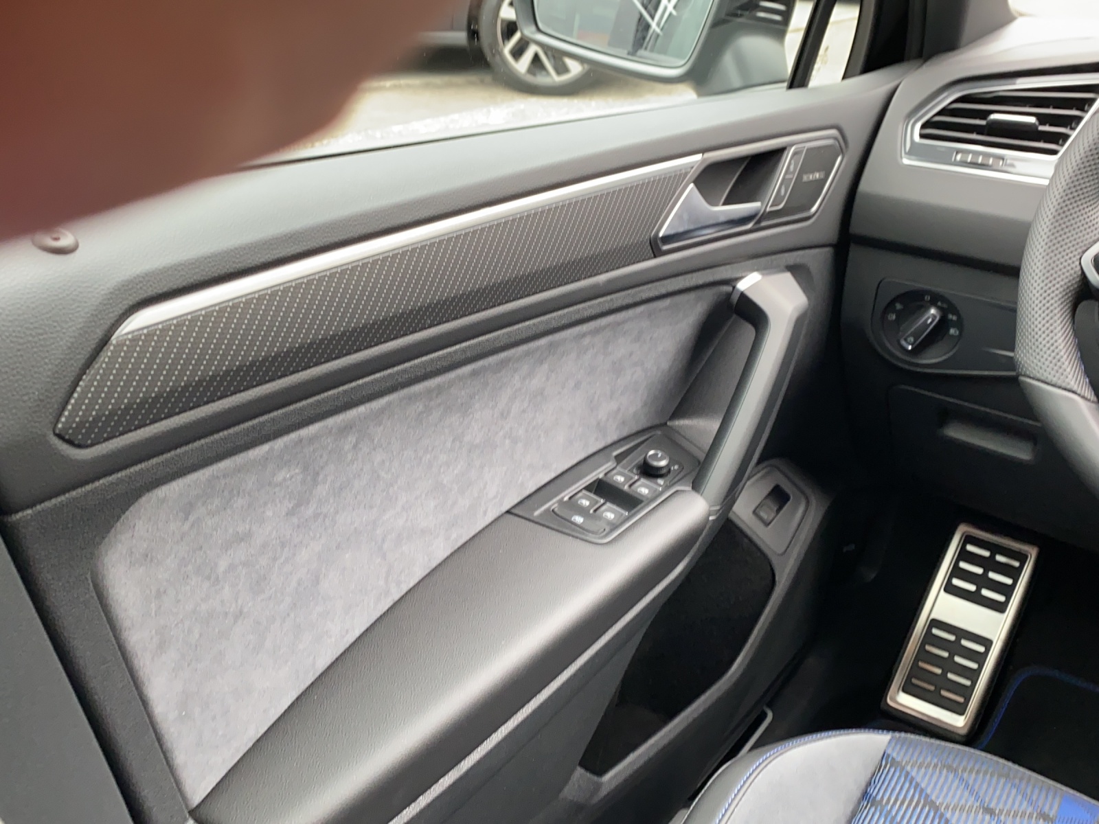 VW Tiguan 2.0TSI R 4Motion DSG-image-12