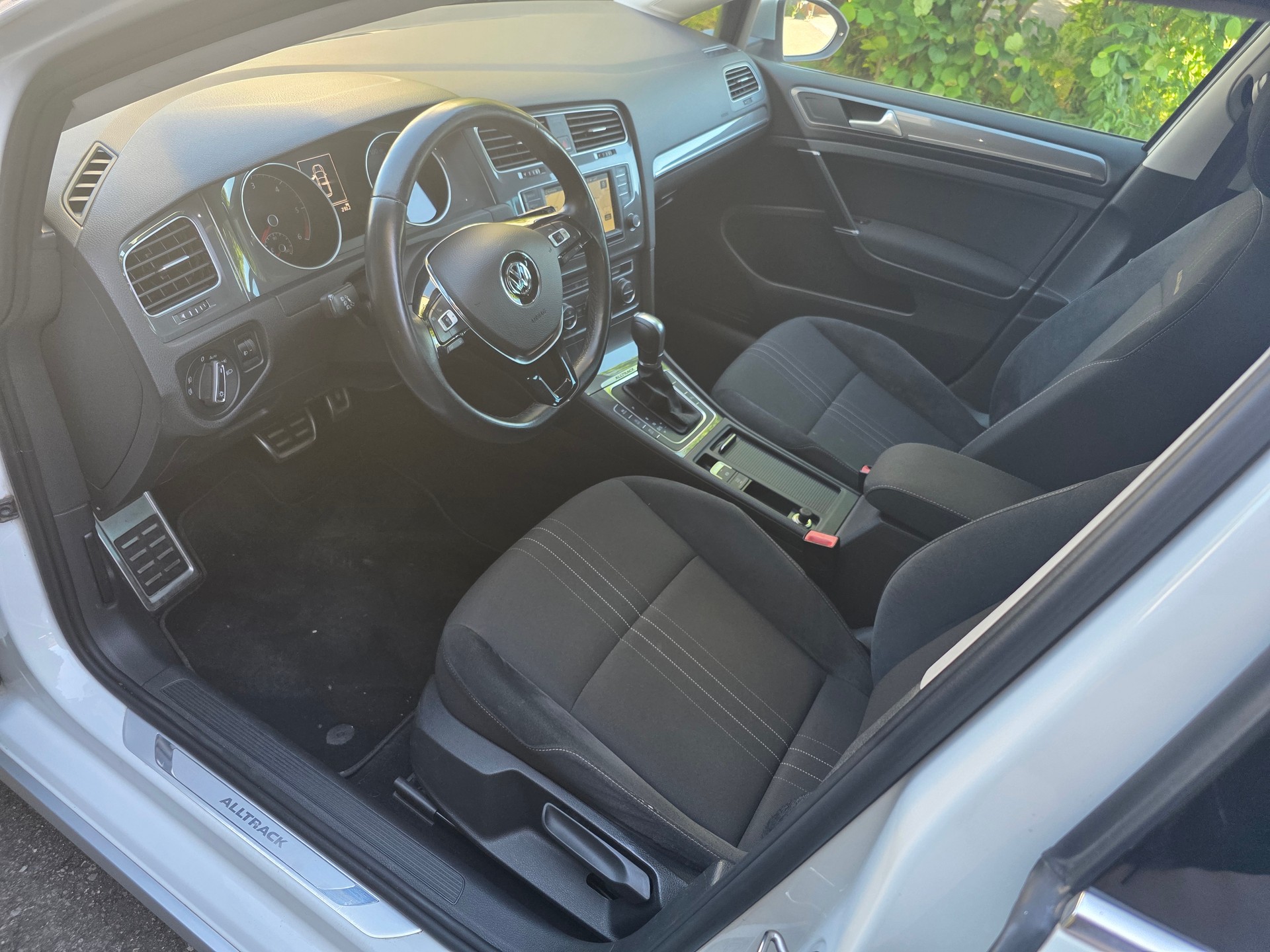 VW Golf 2.0 TDI Alltrack 4Motion-image-7