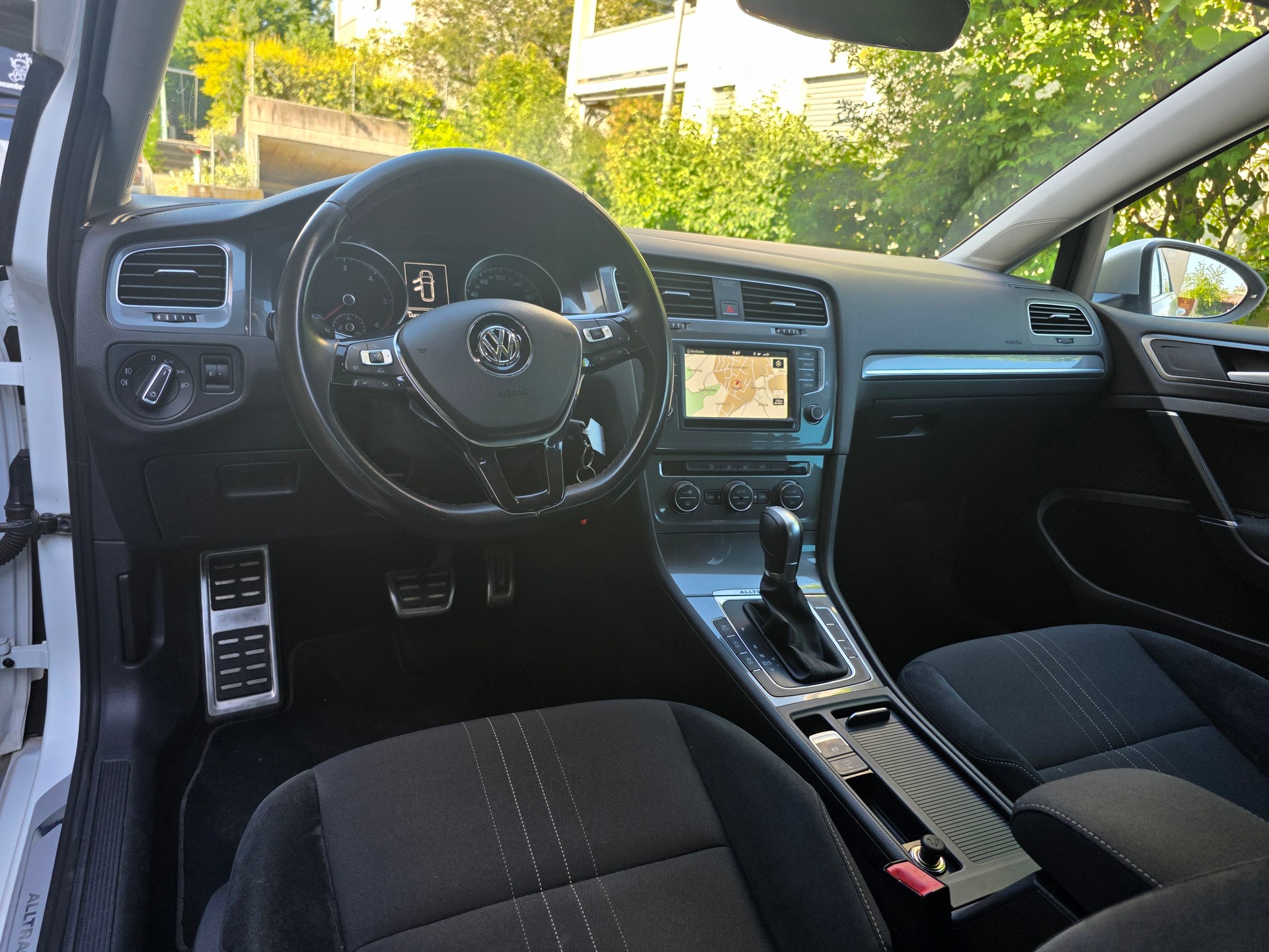 VW Golf 2.0 TDI Alltrack 4Motion-image-9