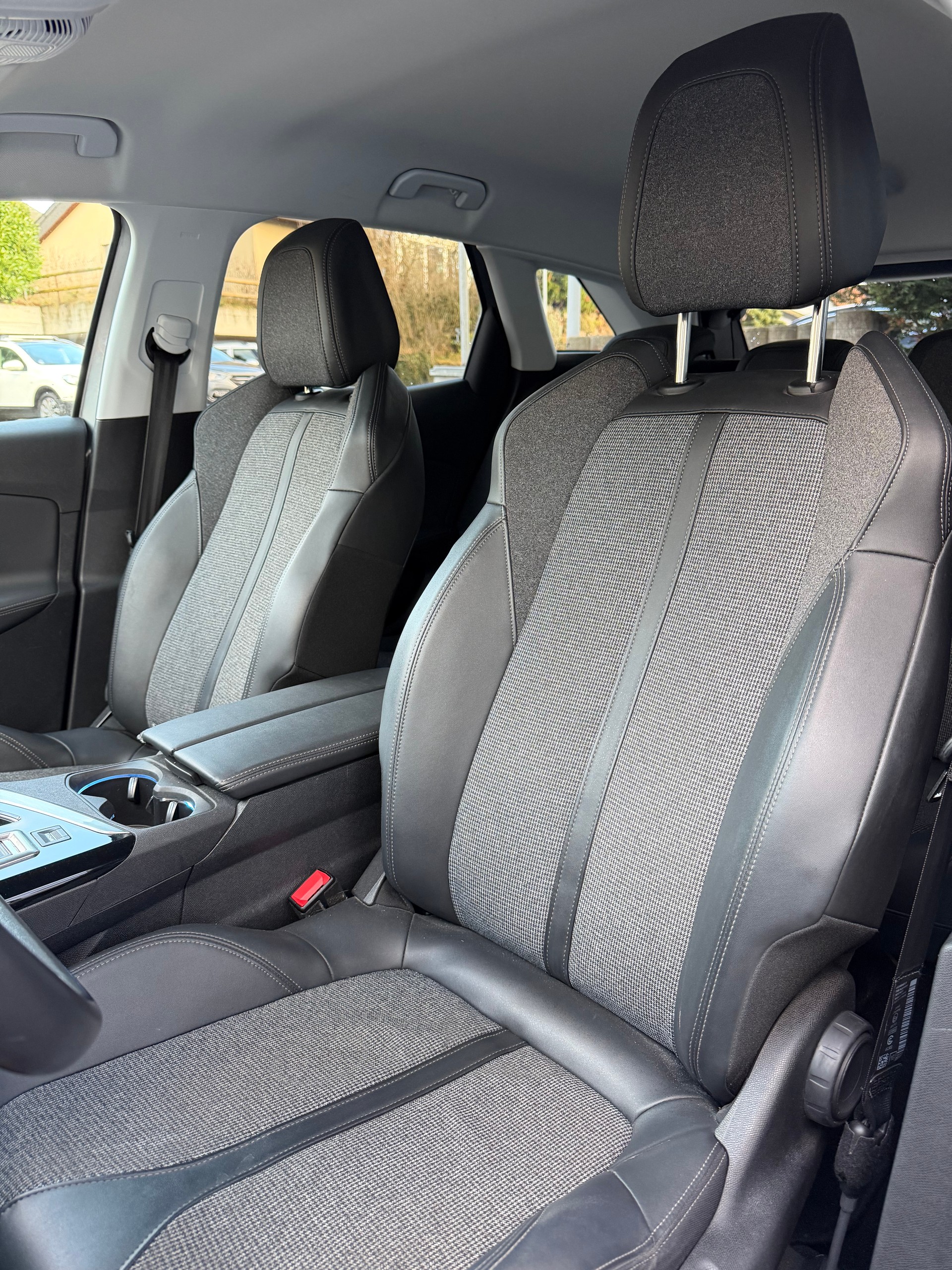 PEUGEOT 3008 1.2 PureTech Allure EAT-image-6