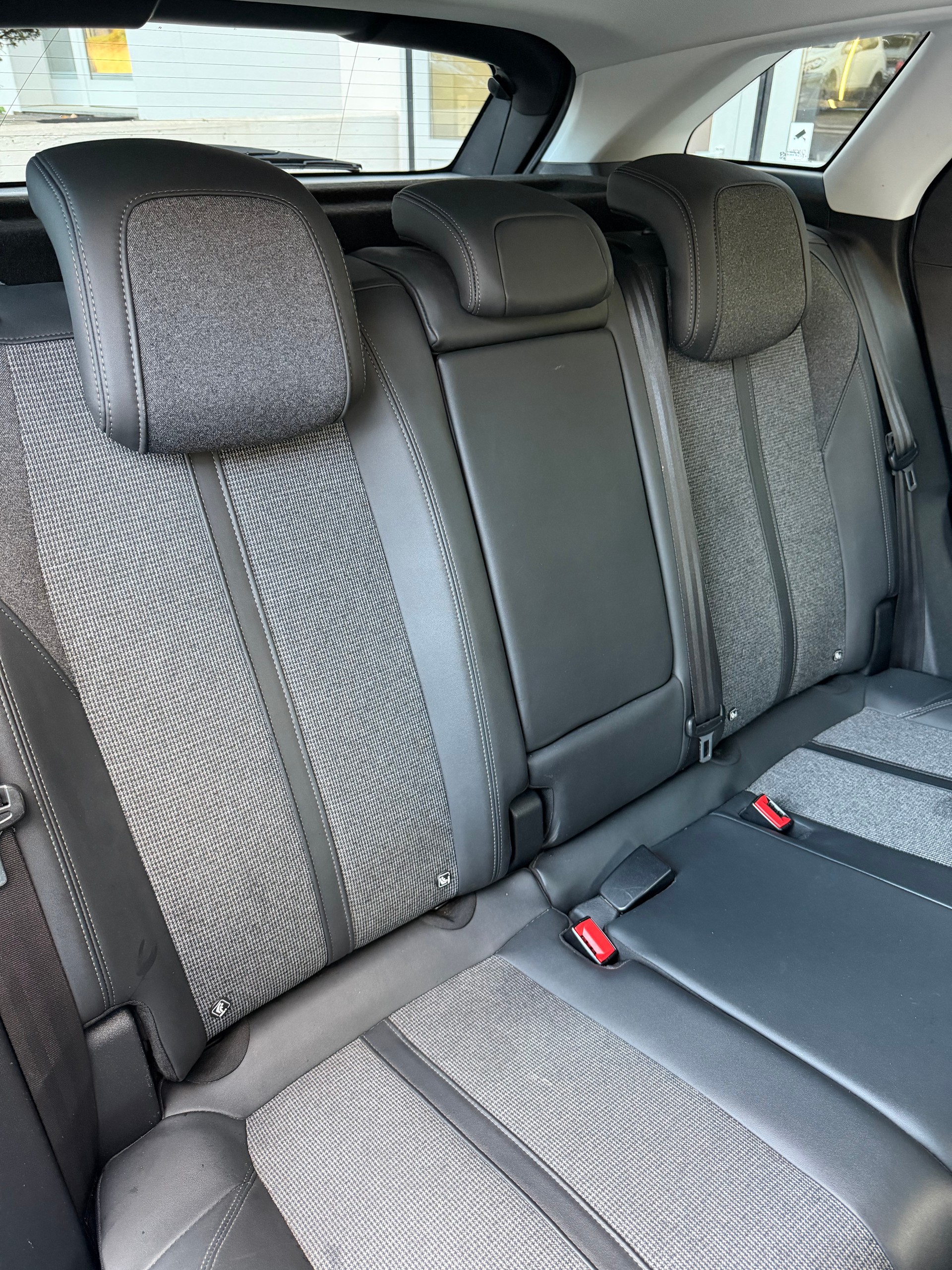 PEUGEOT 3008 1.2 PureTech Allure EAT-image-10