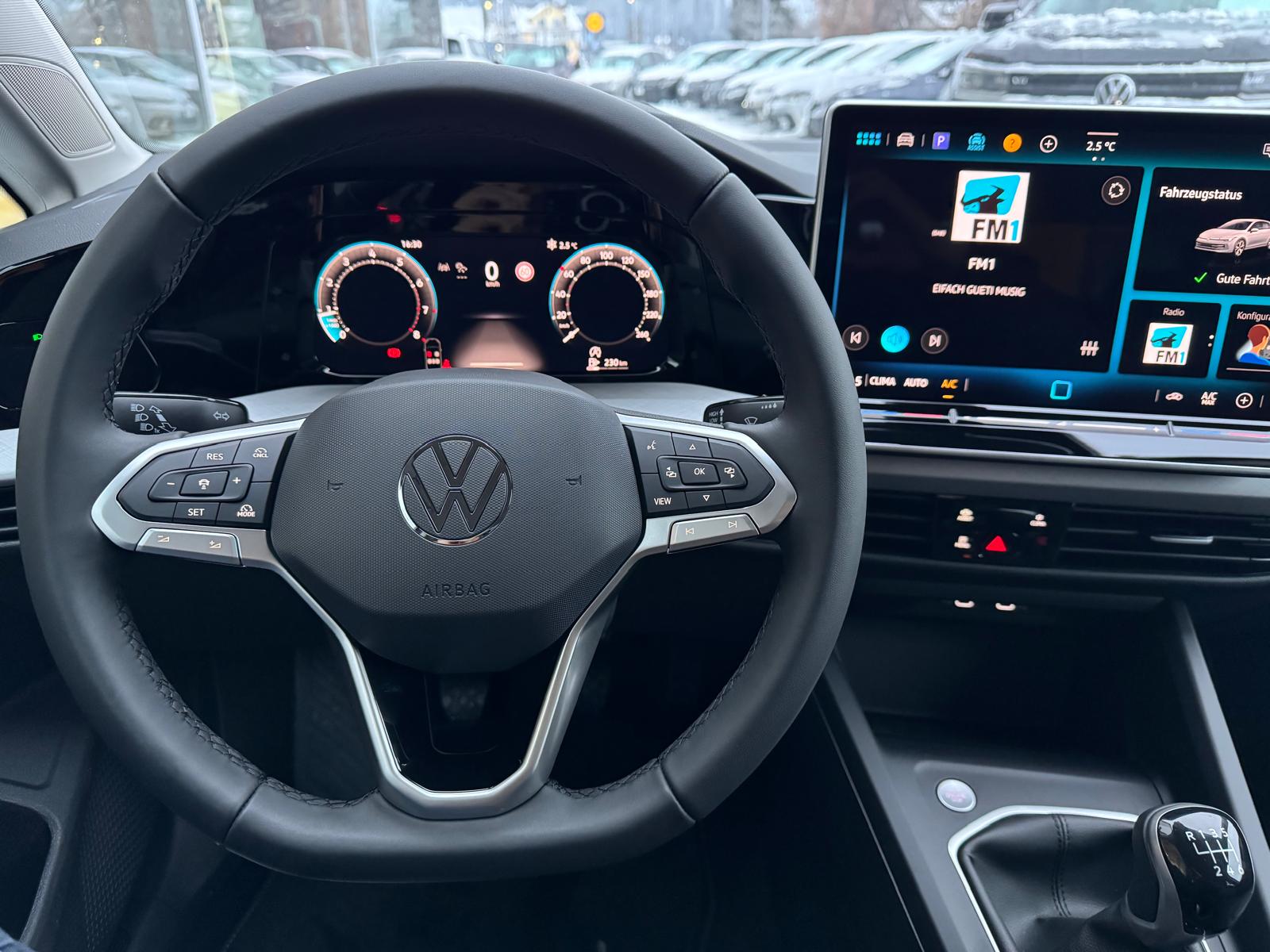 VW Golf 1.5 TSI Basis-image-8