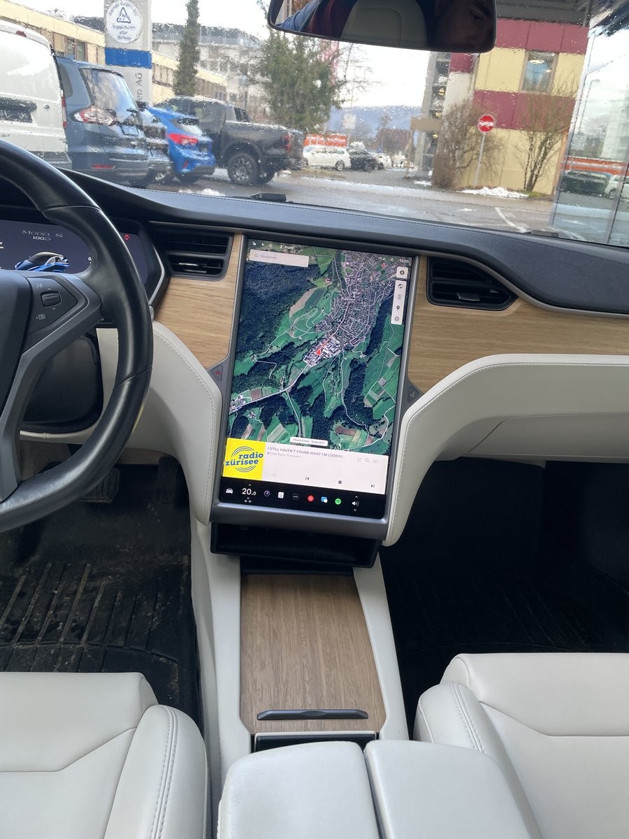 TESLA Model S 100 D-showroom-element-2