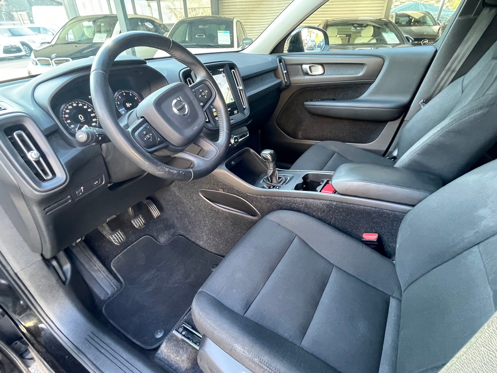 VOLVO XC40 T3 Momentum-image-2
