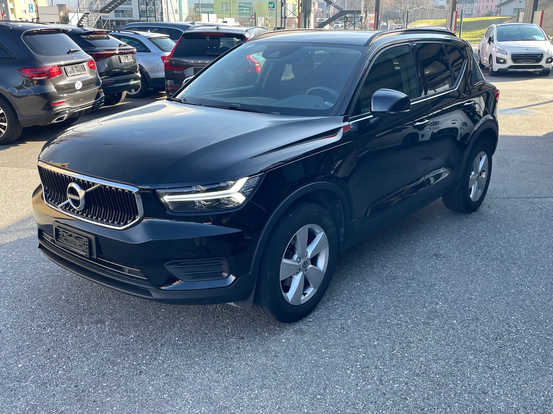 VOLVO XC40 T3 Momentum-image-1