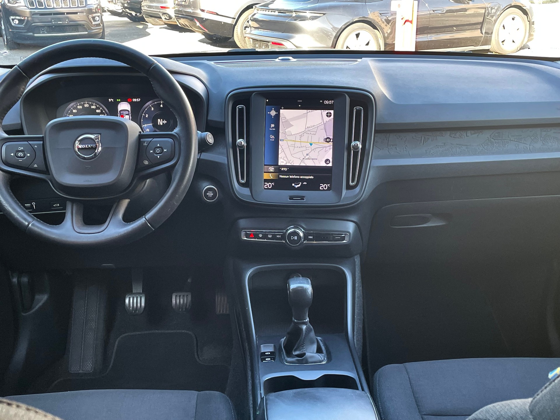 VOLVO XC40 T3 Momentum-image-4