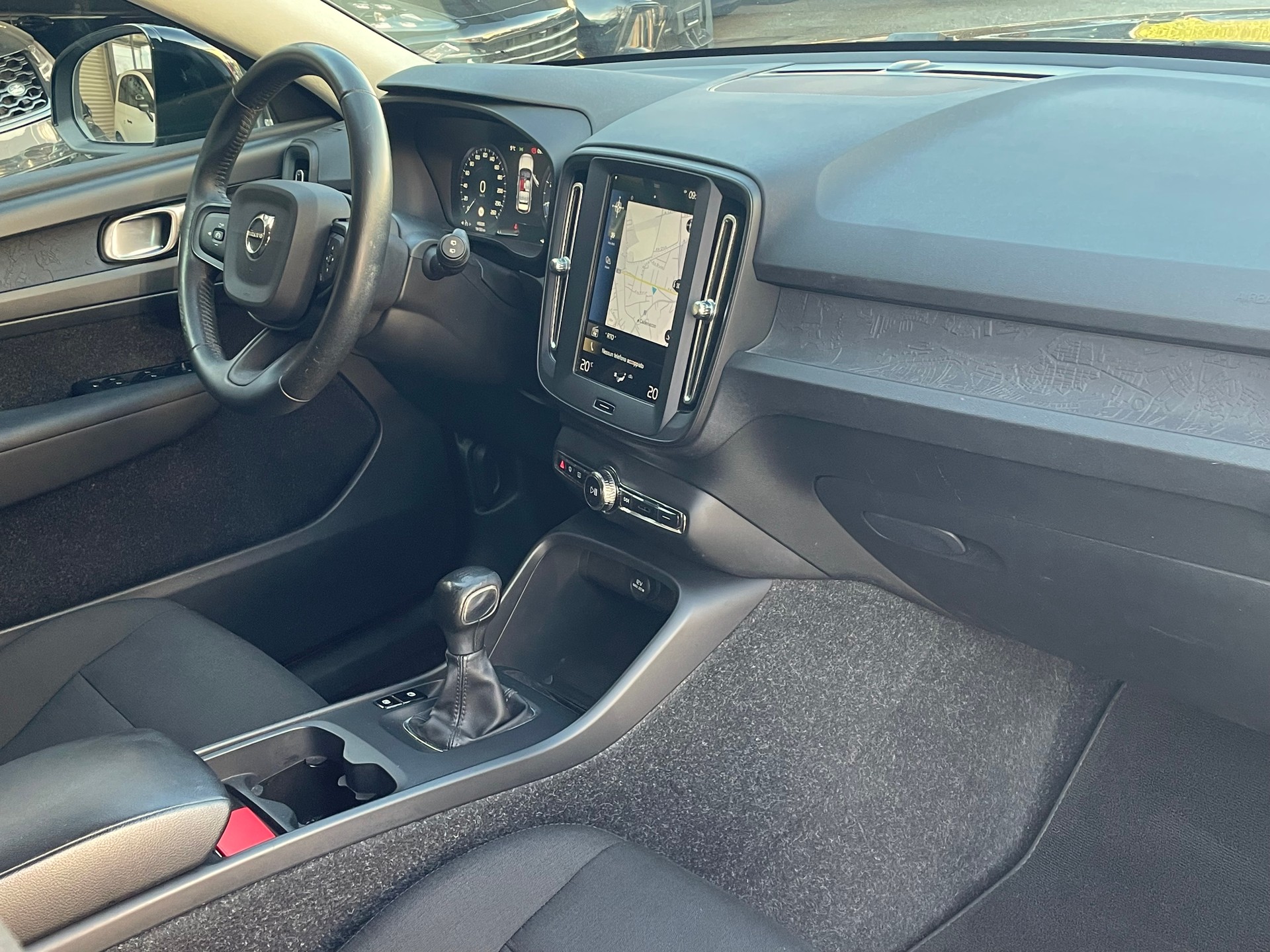 VOLVO XC40 T3 Momentum-image-11