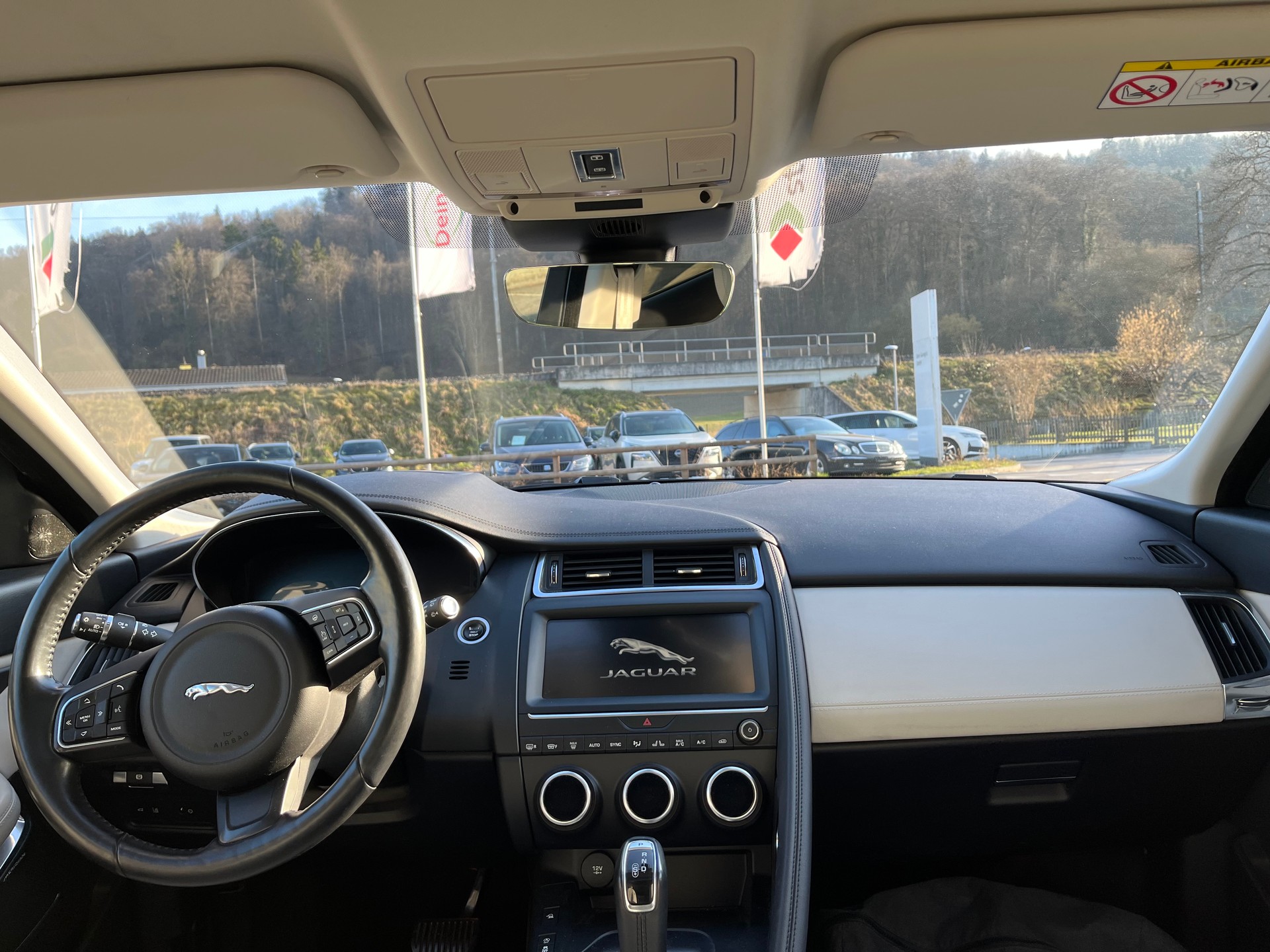 JAGUAR E-Pace 2.0 P250 R-Dynamic SE AWD Automatik-image-4