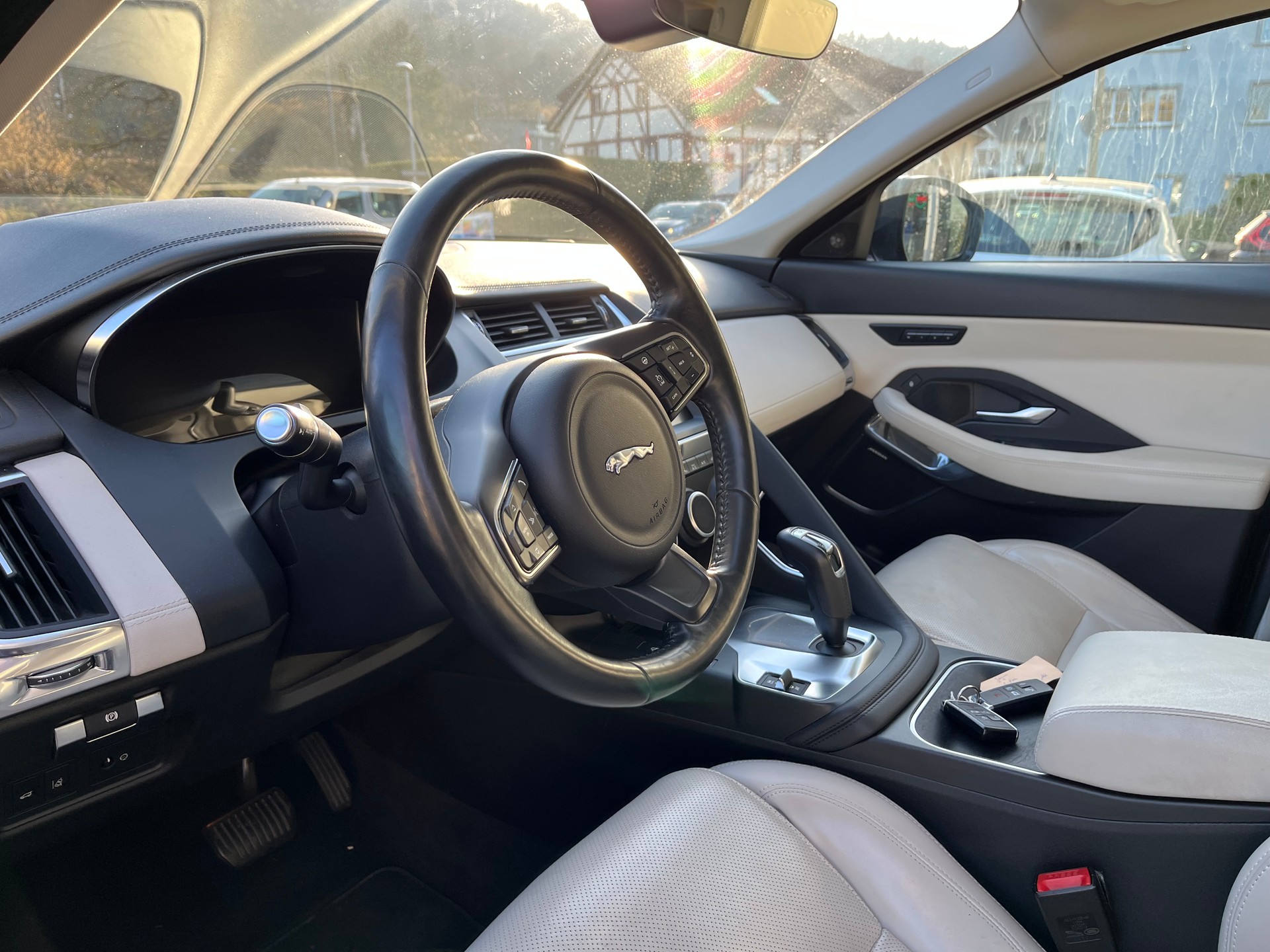 JAGUAR E-Pace 2.0 P250 R-Dynamic SE AWD Automatik-image-5