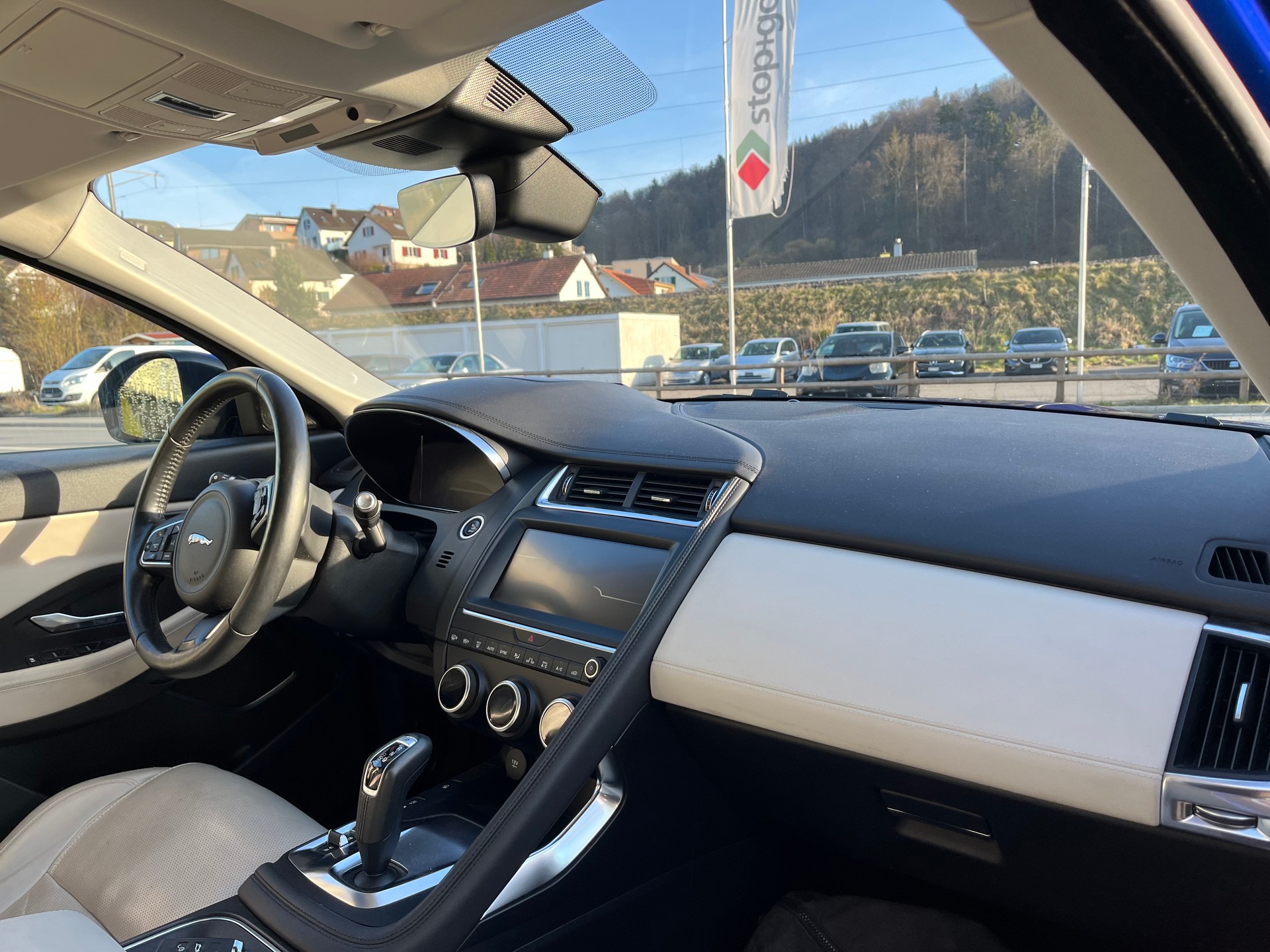 JAGUAR E-Pace 2.0 P250 R-Dynamic SE AWD Automatik-image-3