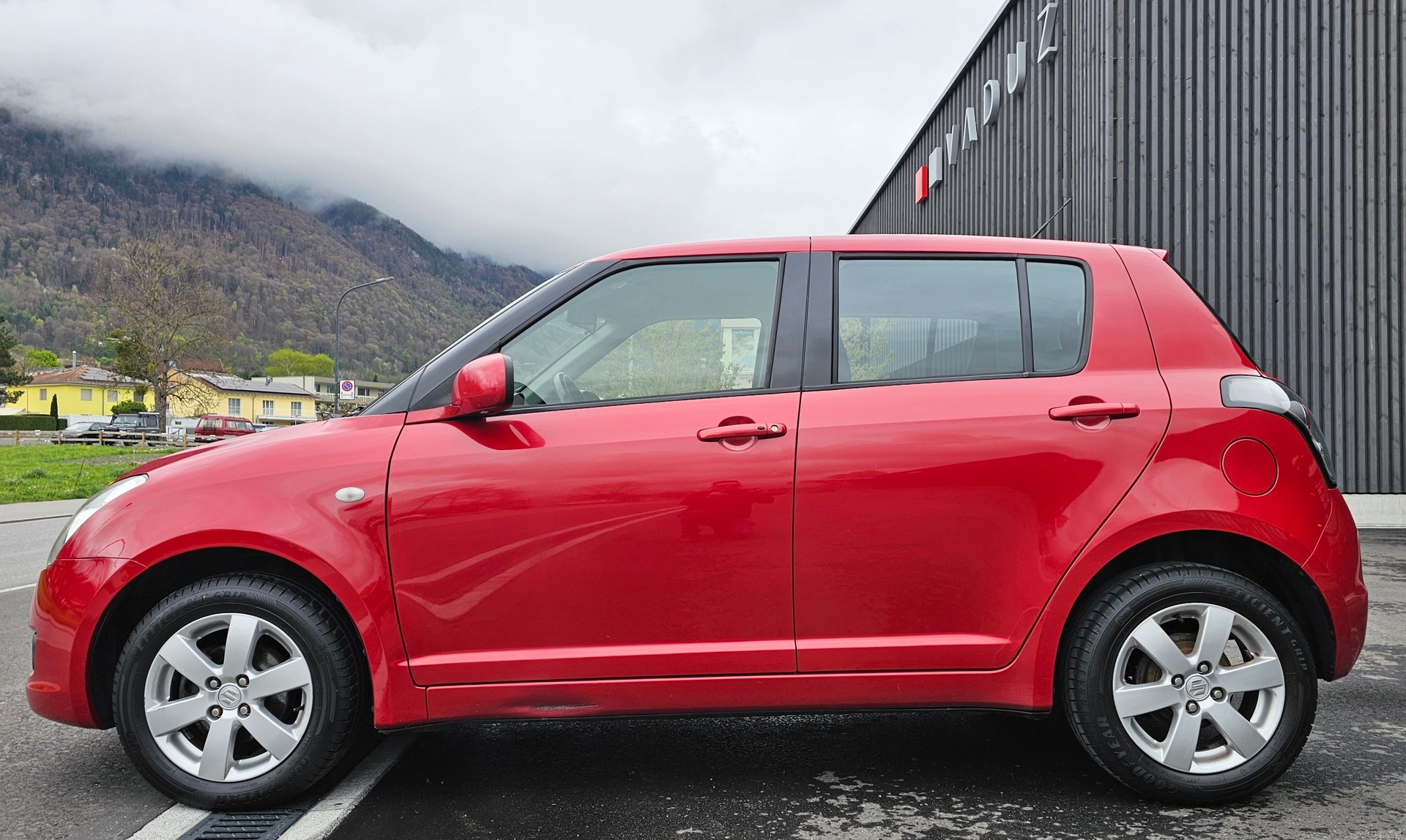 SUZUKI Swift 1.3i 16V GL Top Piz Sulai LE 4x4-image-1