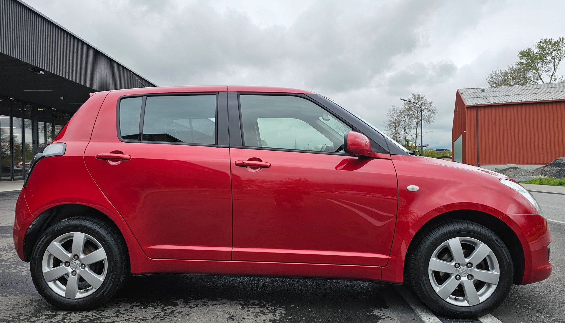 SUZUKI Swift 1.3i 16V GL Top Piz Sulai LE 4x4-image-4