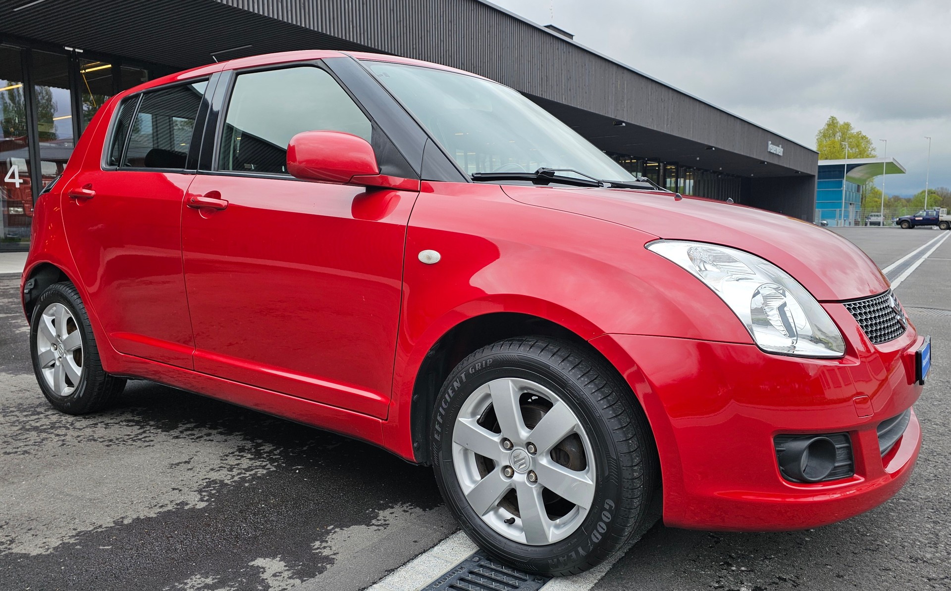 SUZUKI Swift 1.3i 16V GL Top Piz Sulai LE 4x4-image-3