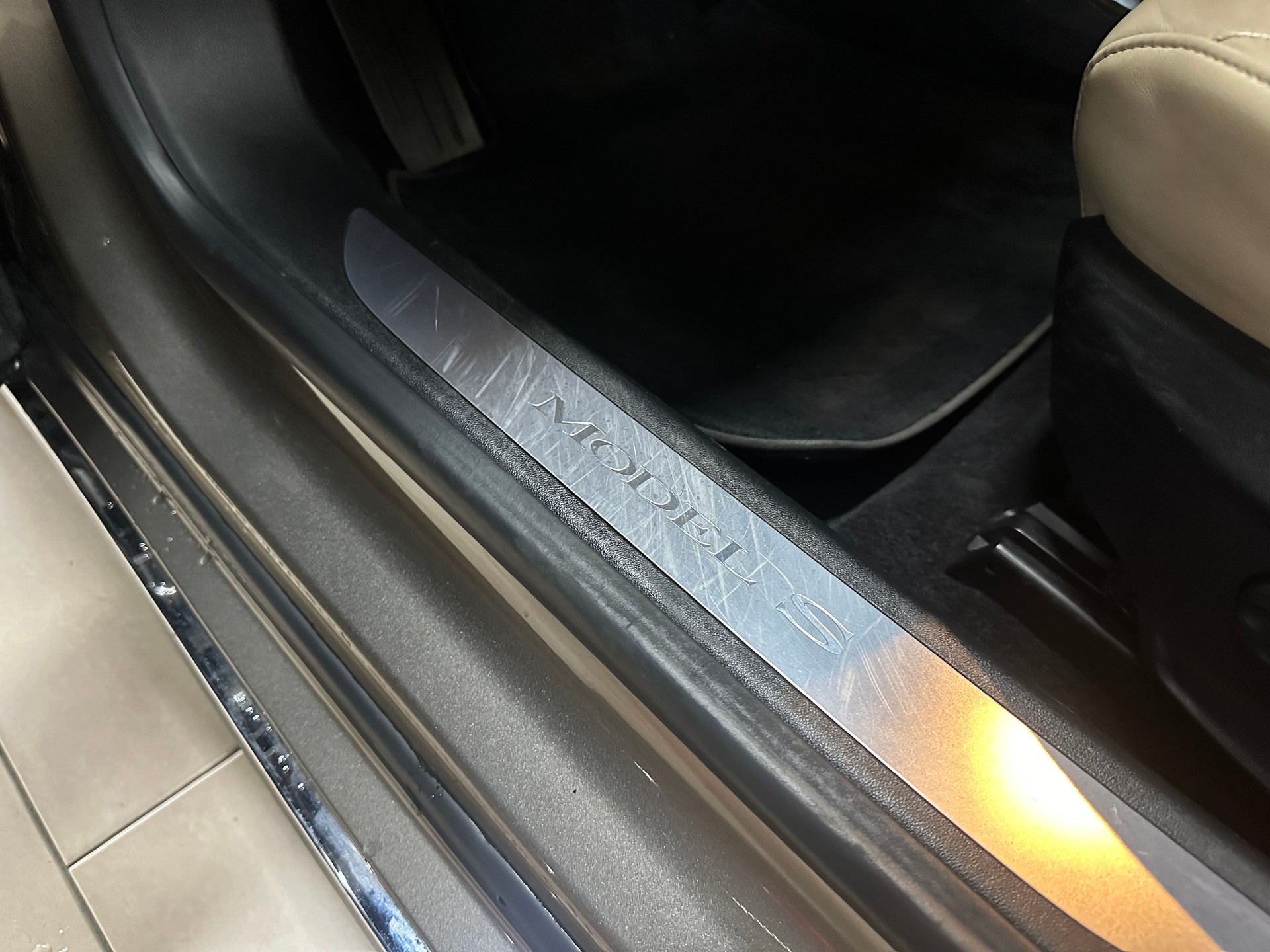 TESLA Model S 85 D-image-22