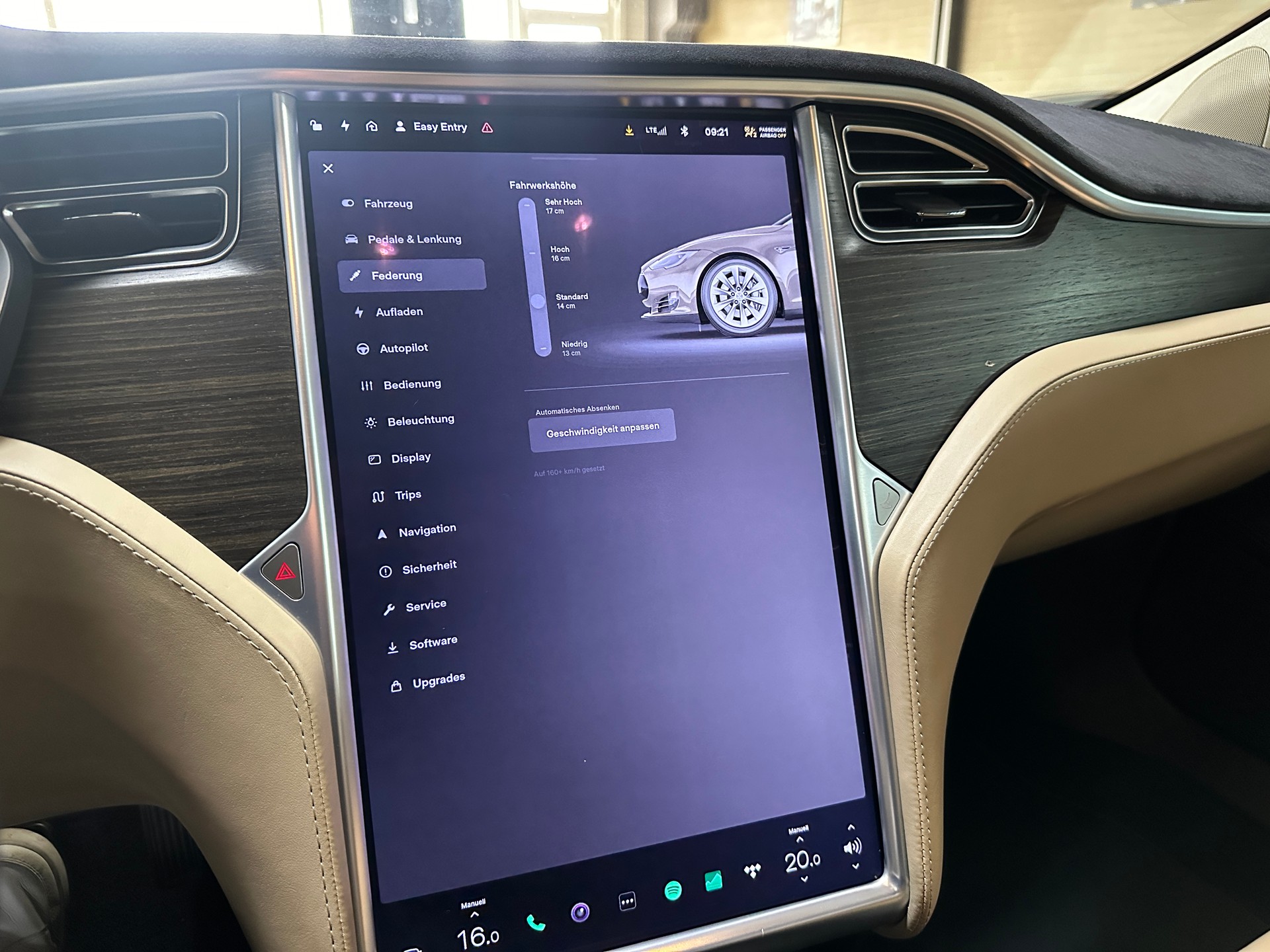 TESLA Model S 85 D-image-25