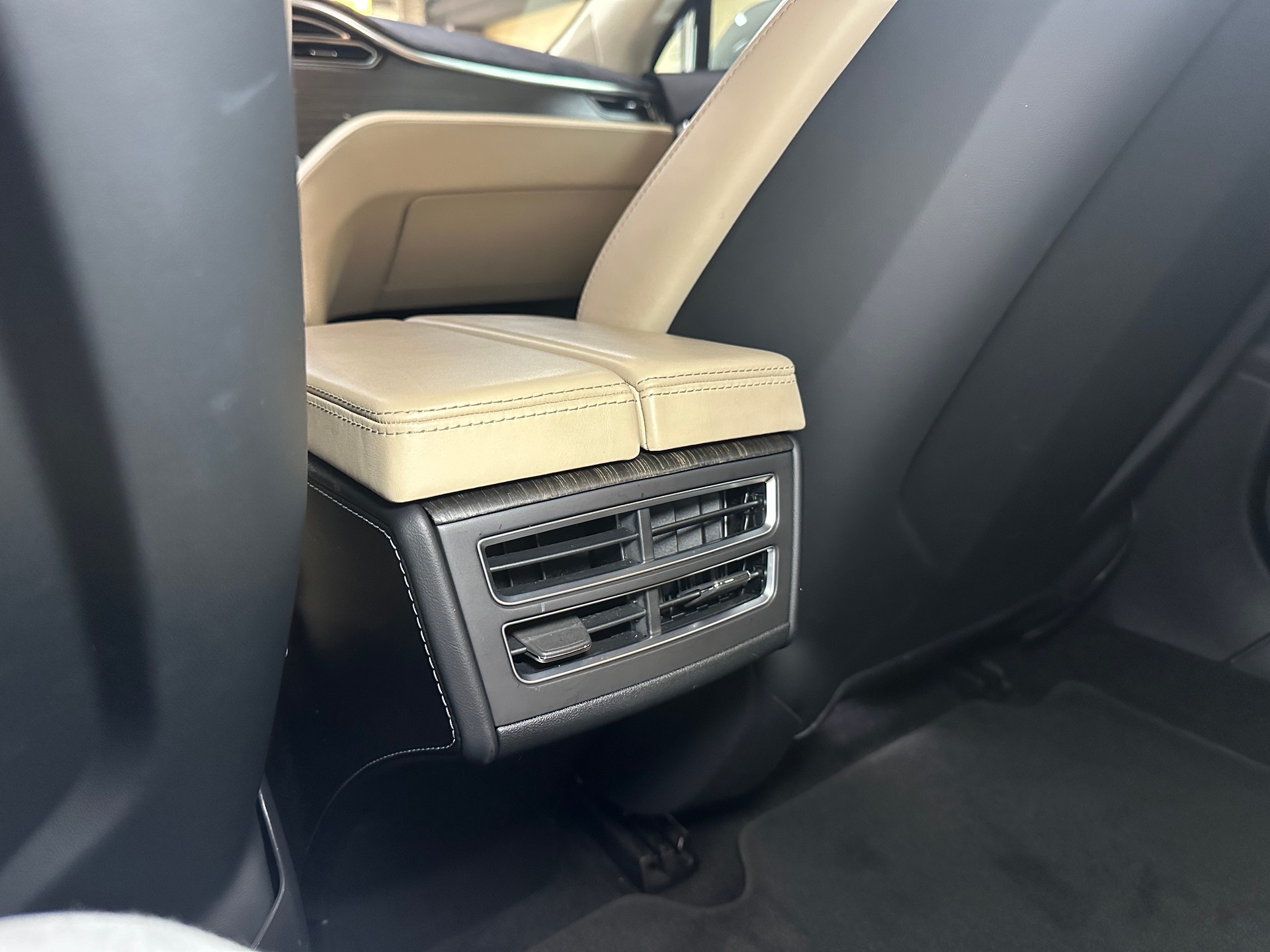 TESLA Model S 85 D-image-21