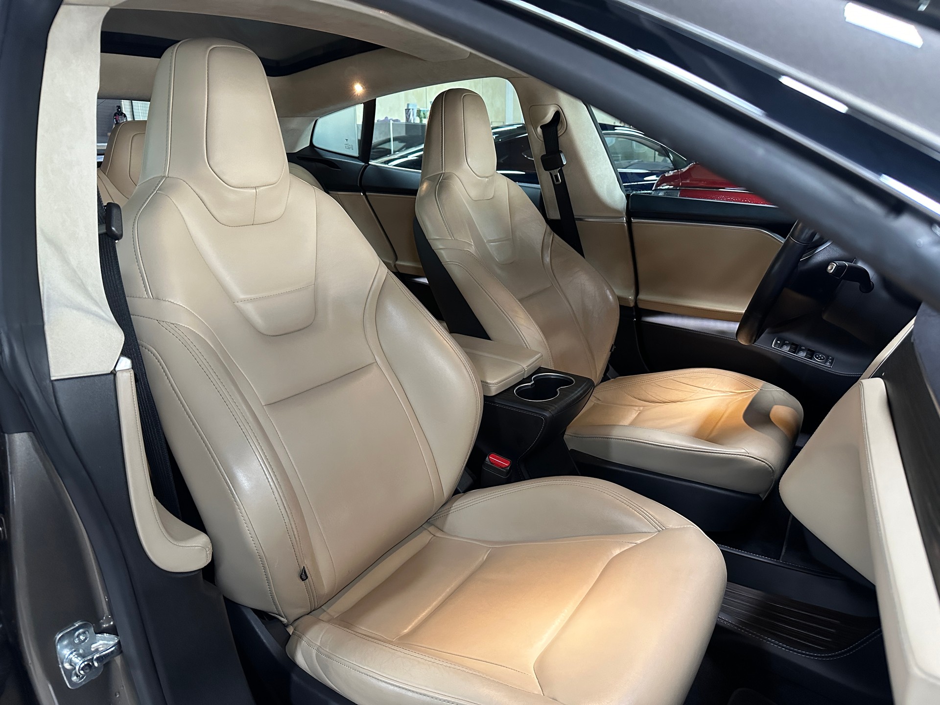 TESLA Model S 85 D-image-15