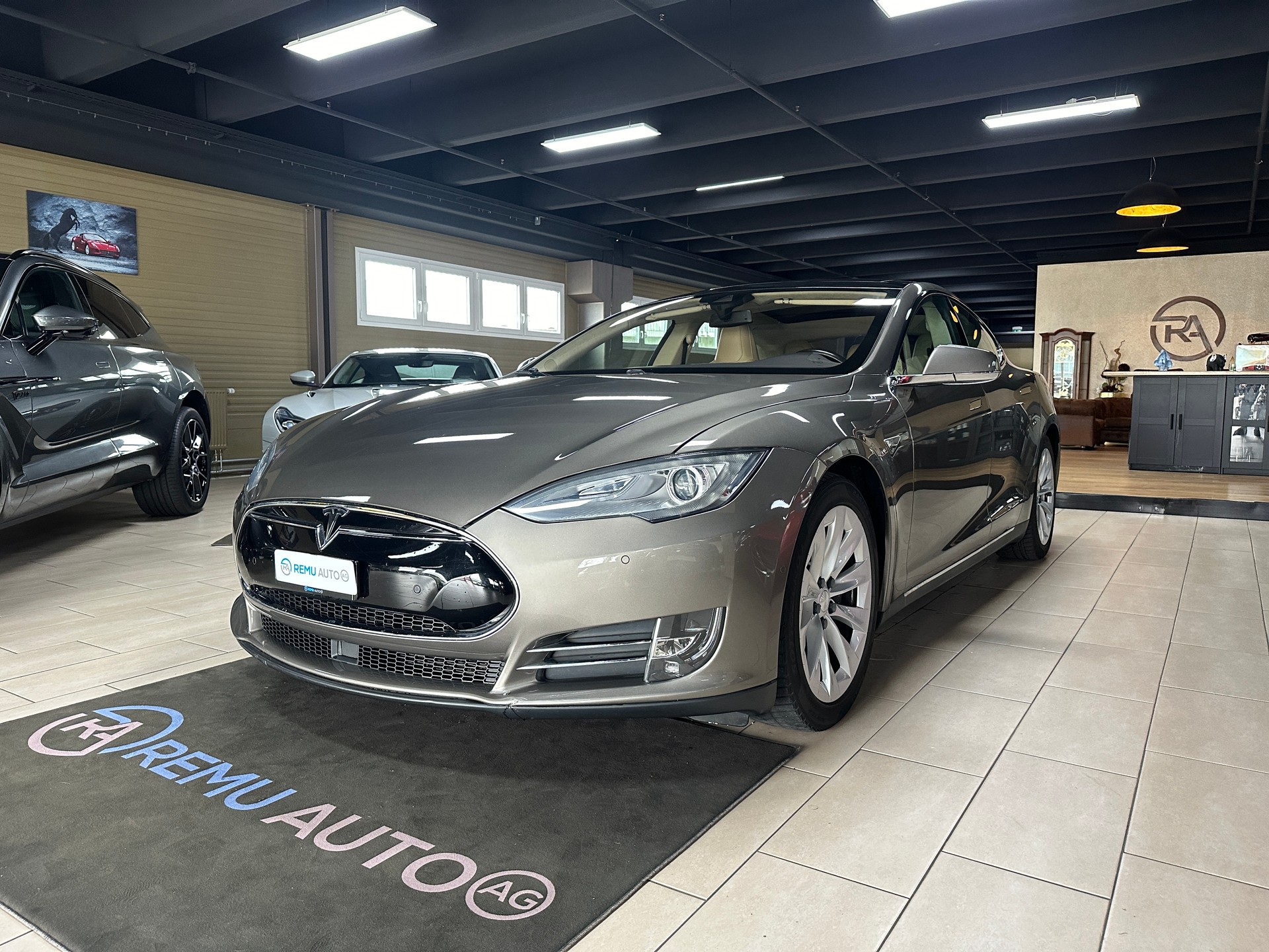 TESLA Model S 85 D-image-4