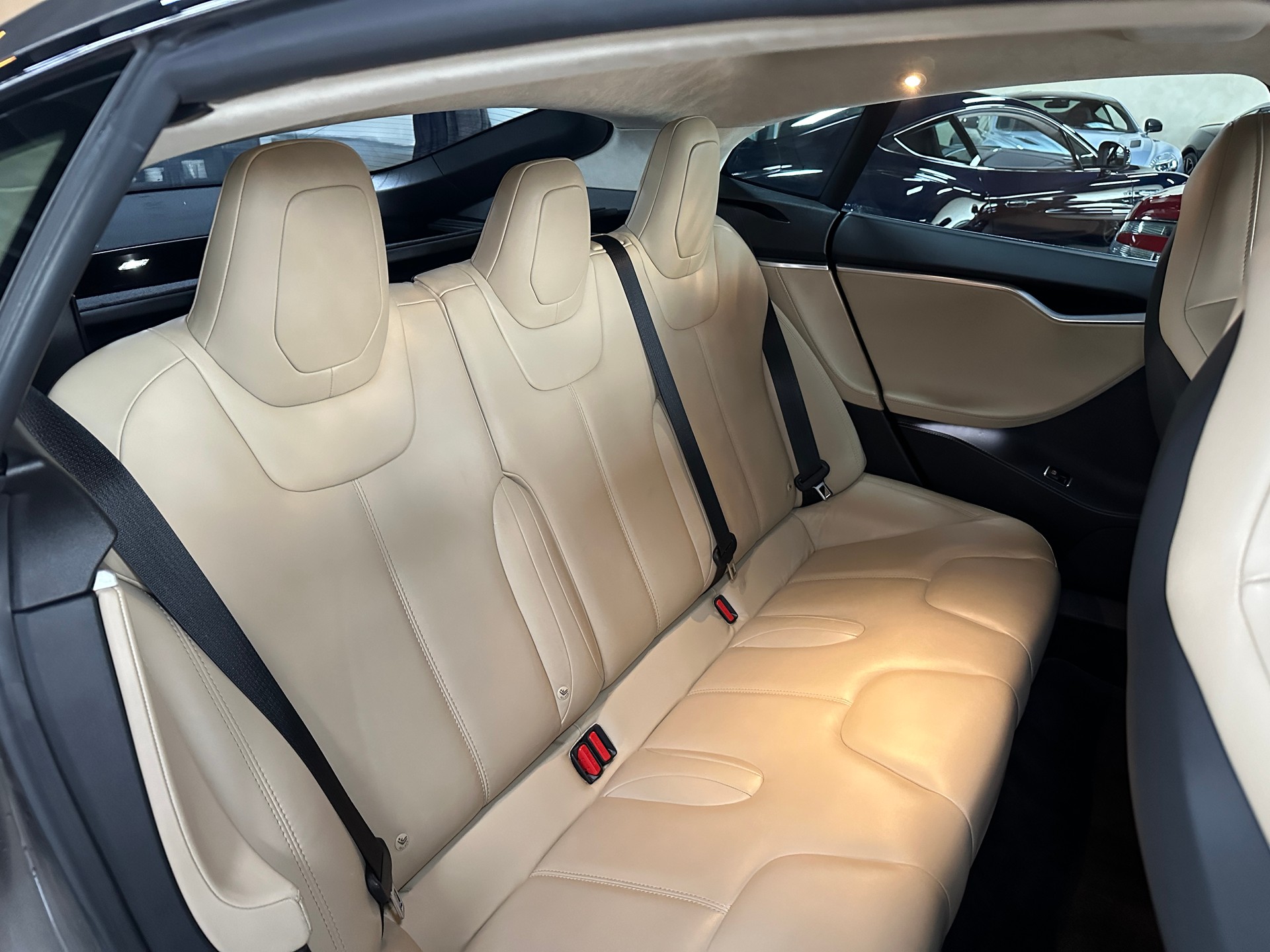 TESLA Model S 85 D-image-16