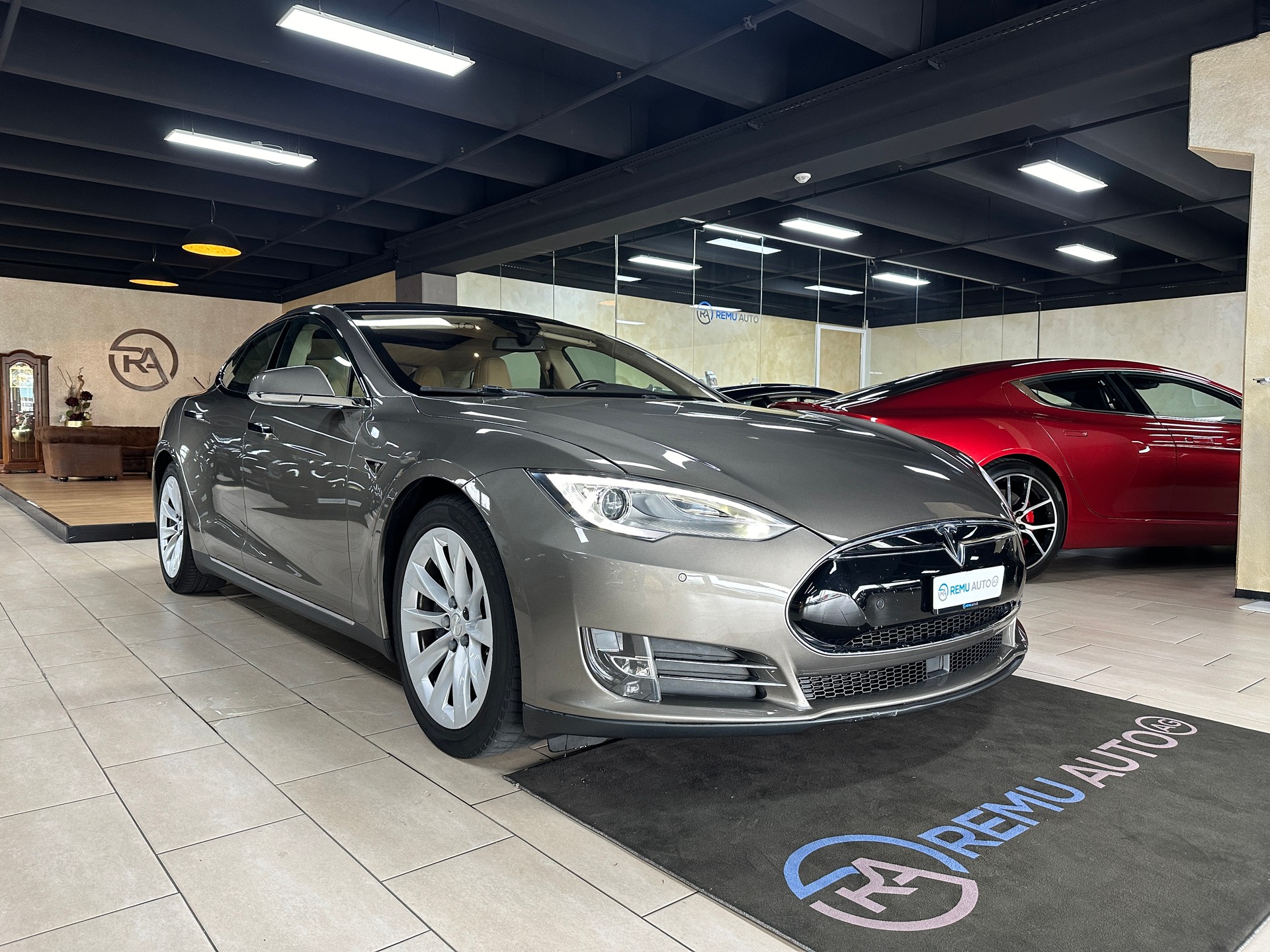 TESLA Model S 85 D-image-1