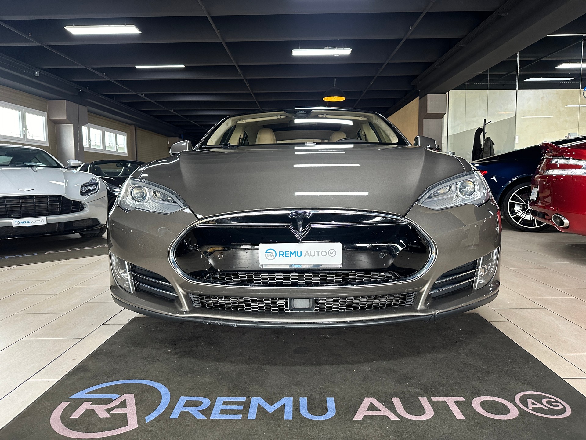 TESLA Model S 85 D-image-5