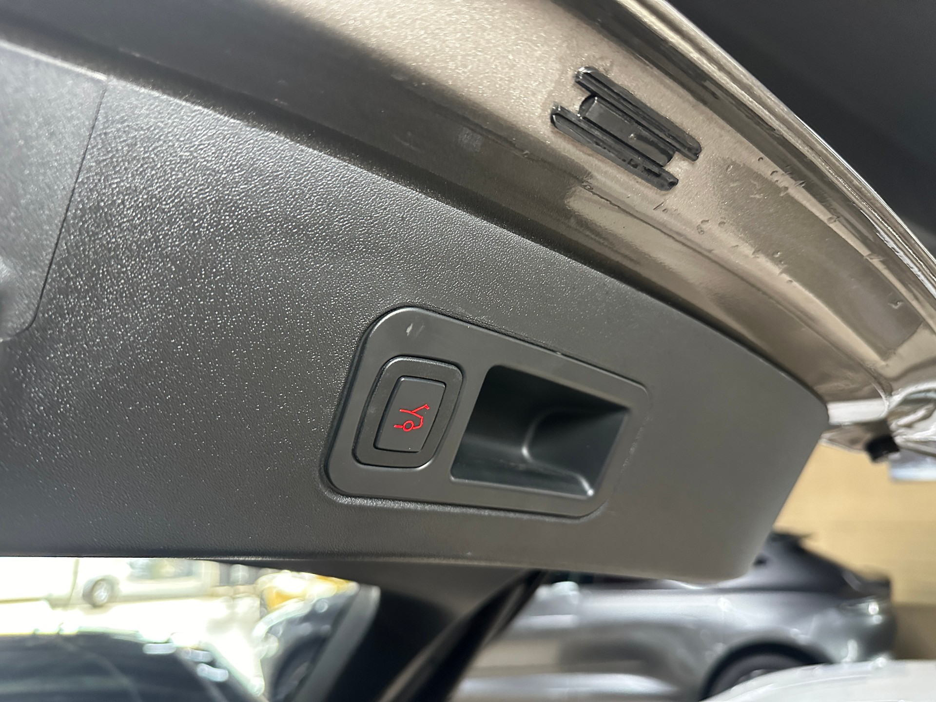 TESLA Model S 85 D-image-18