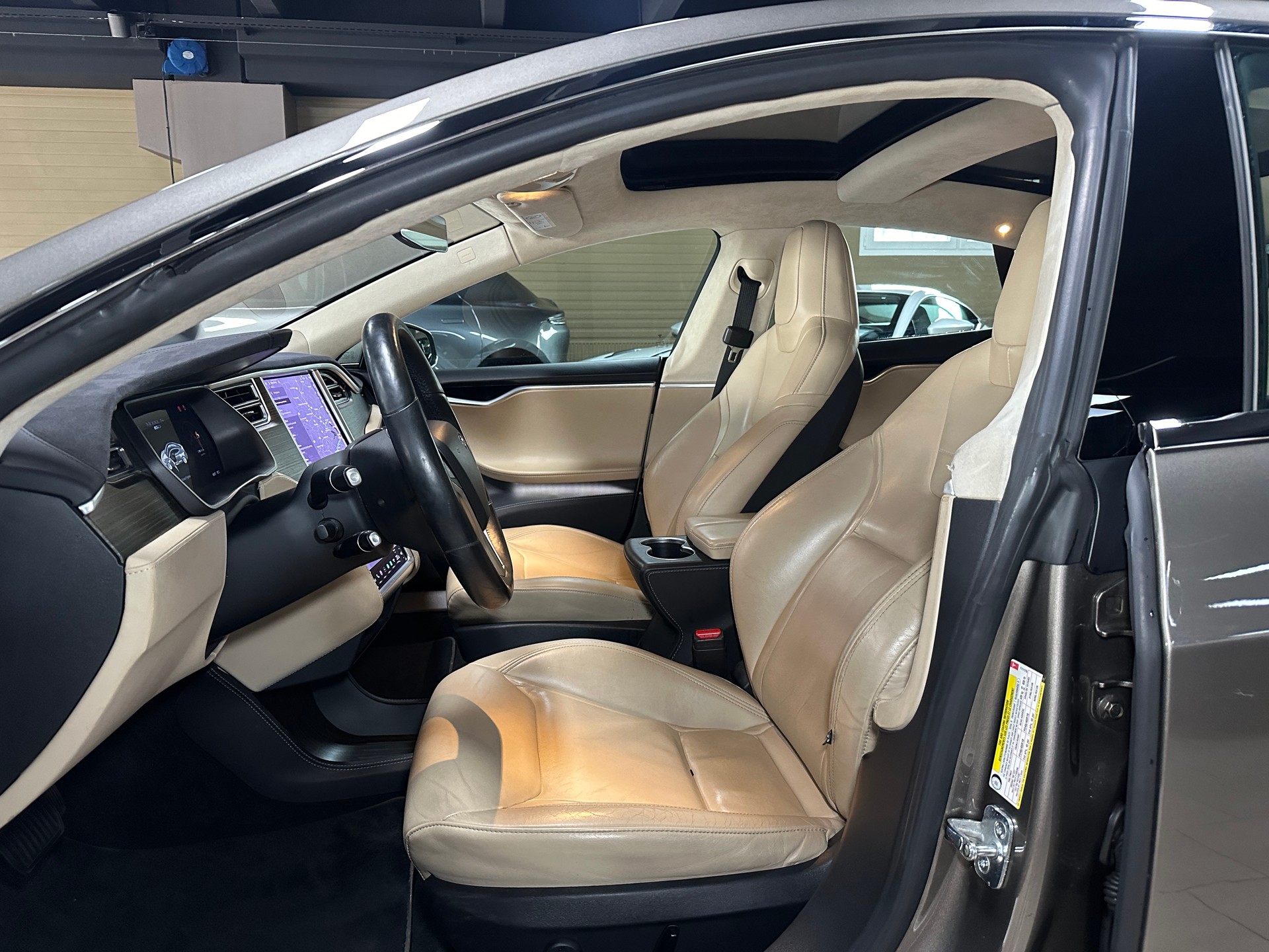 TESLA Model S 85 D-image-12