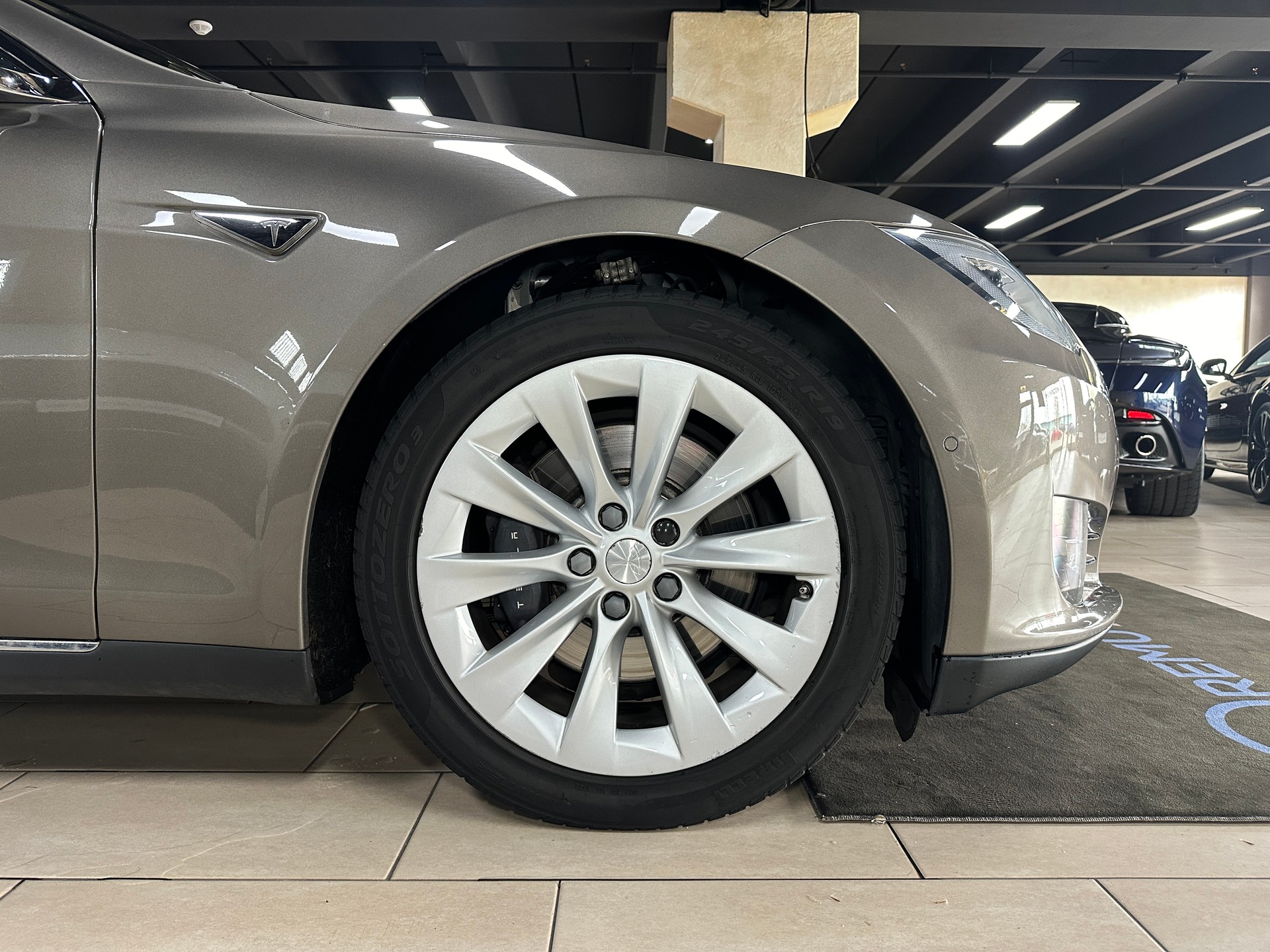 TESLA Model S 85 D-image-7