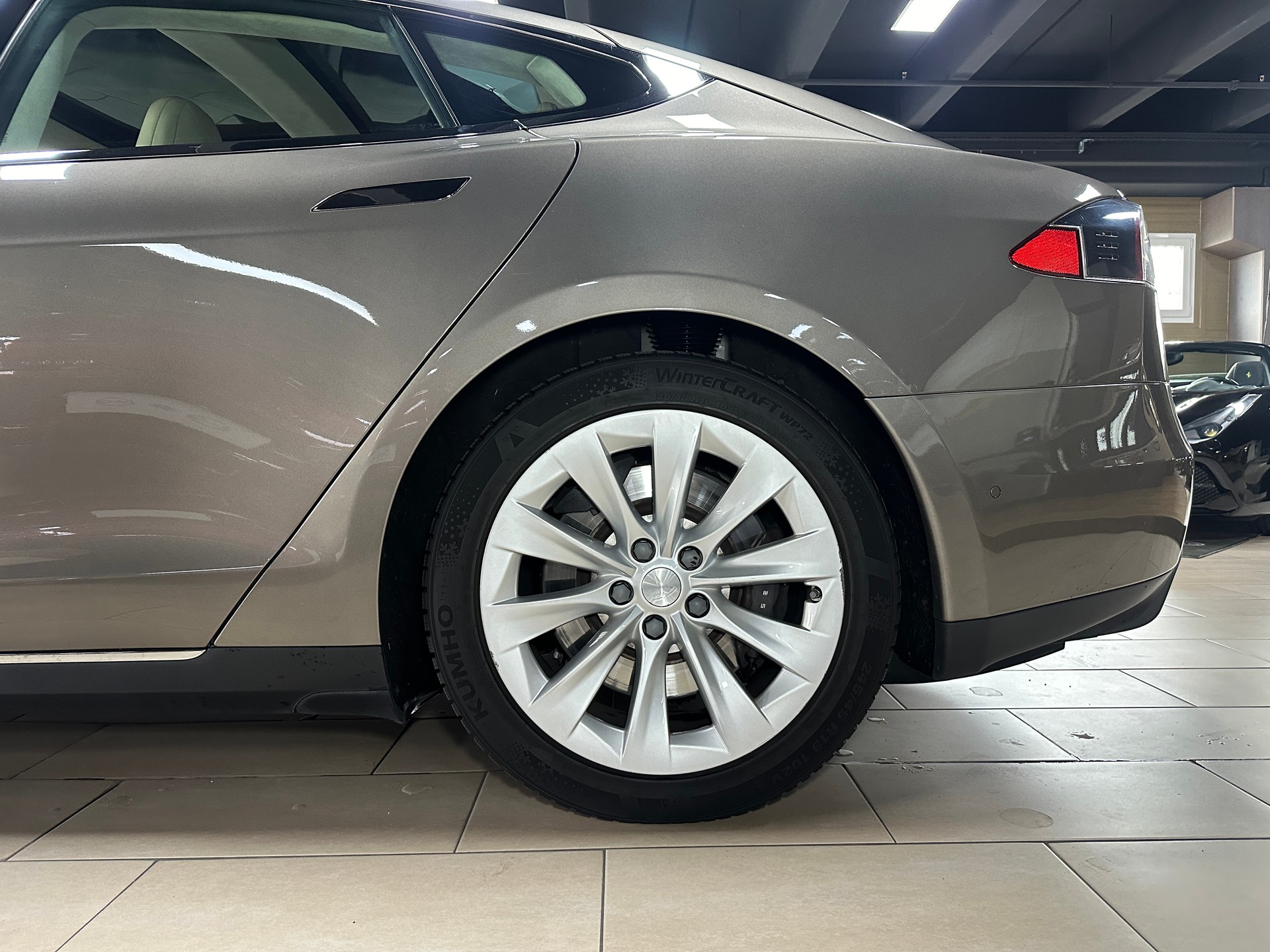 TESLA Model S 85 D-image-9