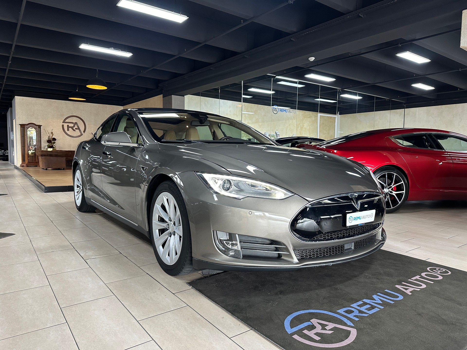 TESLA Model S 85 D-image-0