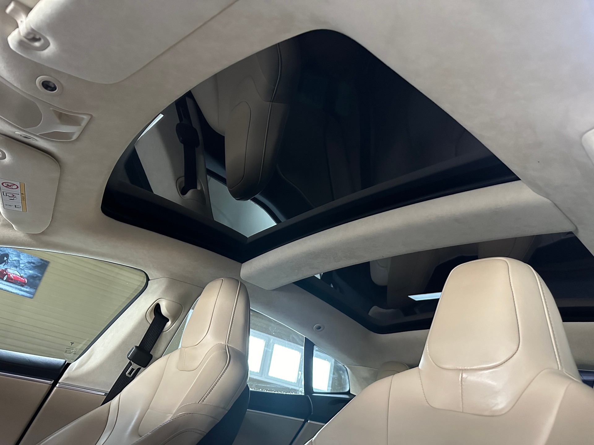 TESLA Model S 85 D-image-27