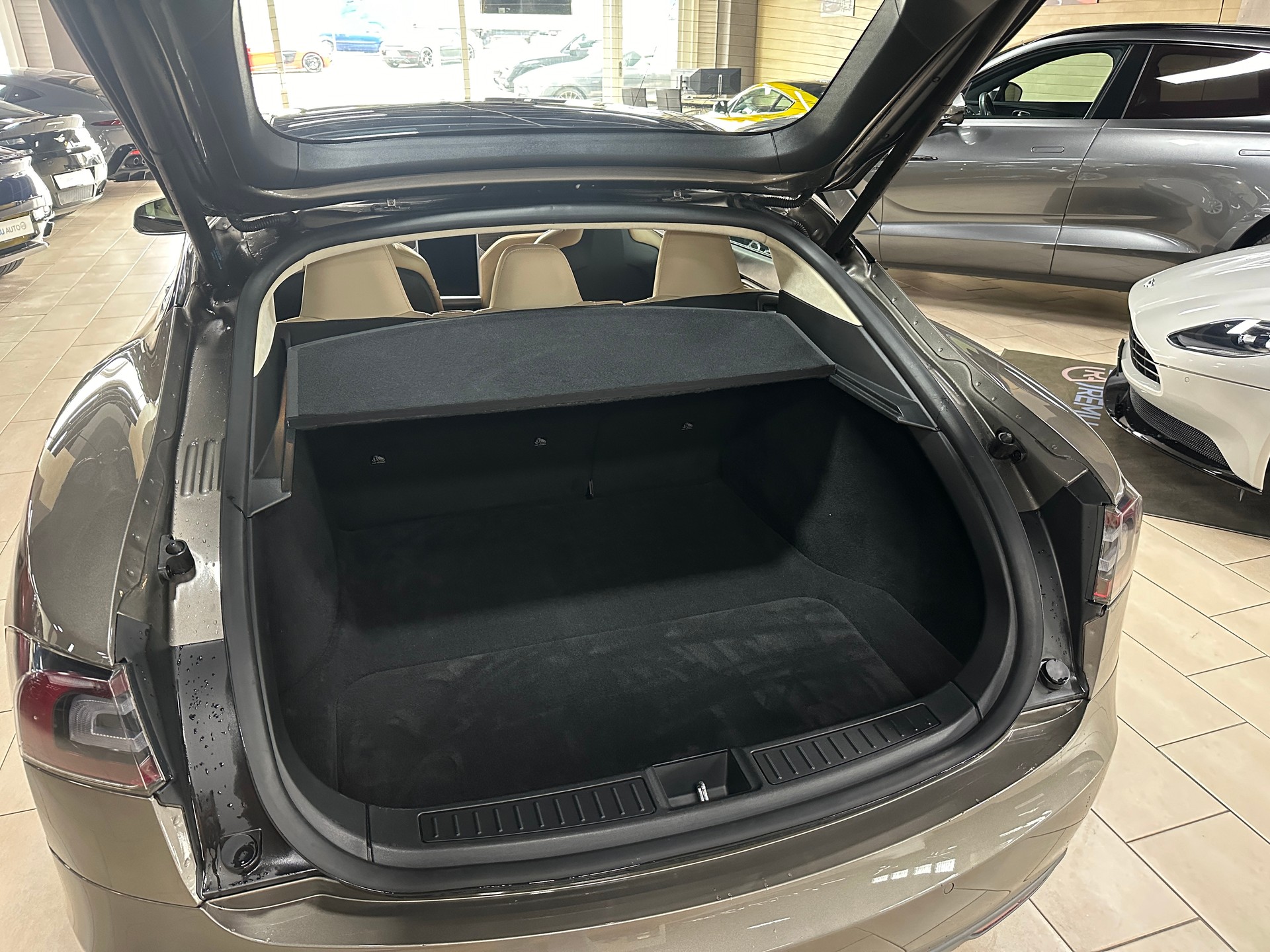 TESLA Model S 85 D-image-17