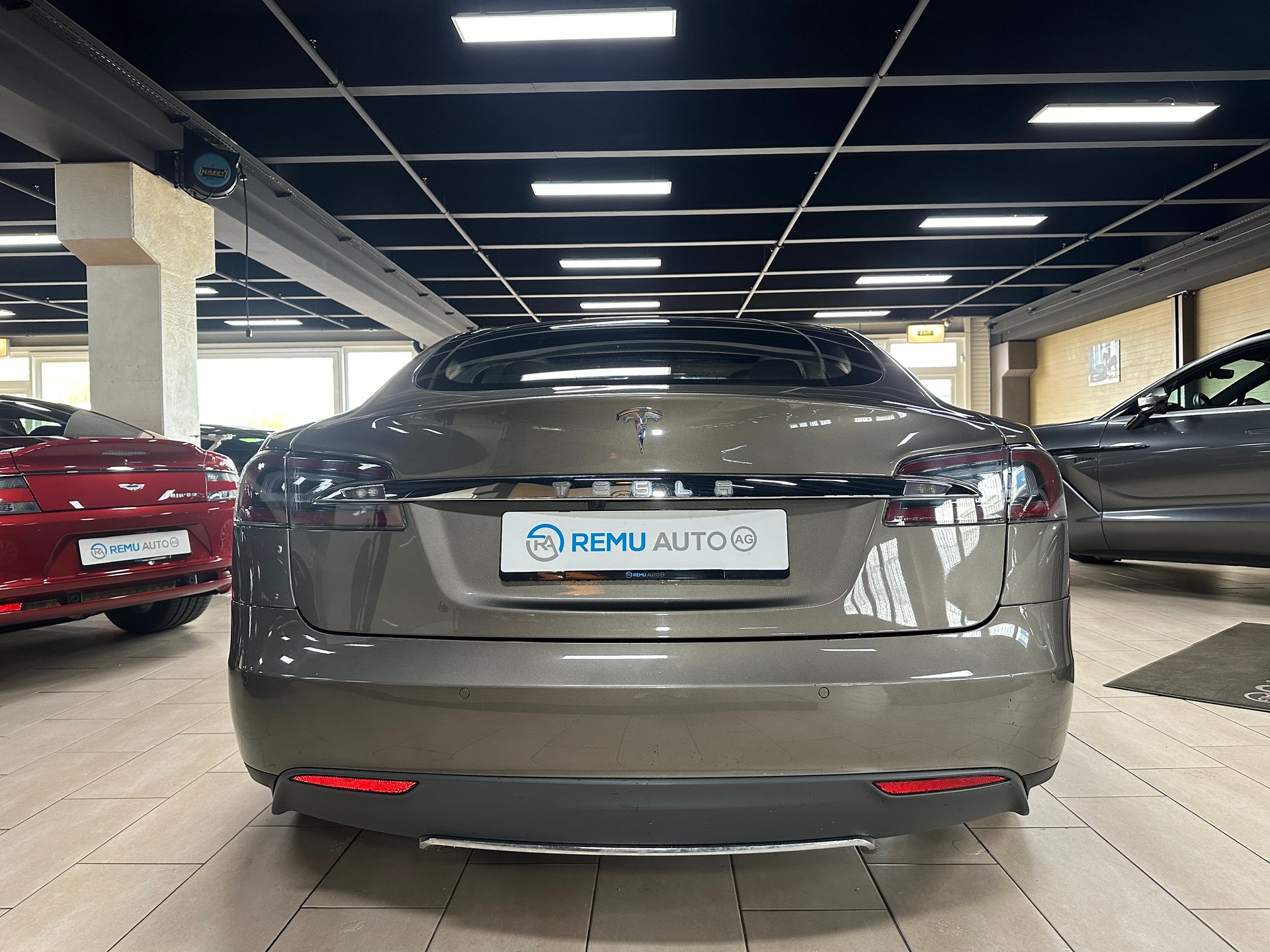 TESLA Model S 85 D-image-3