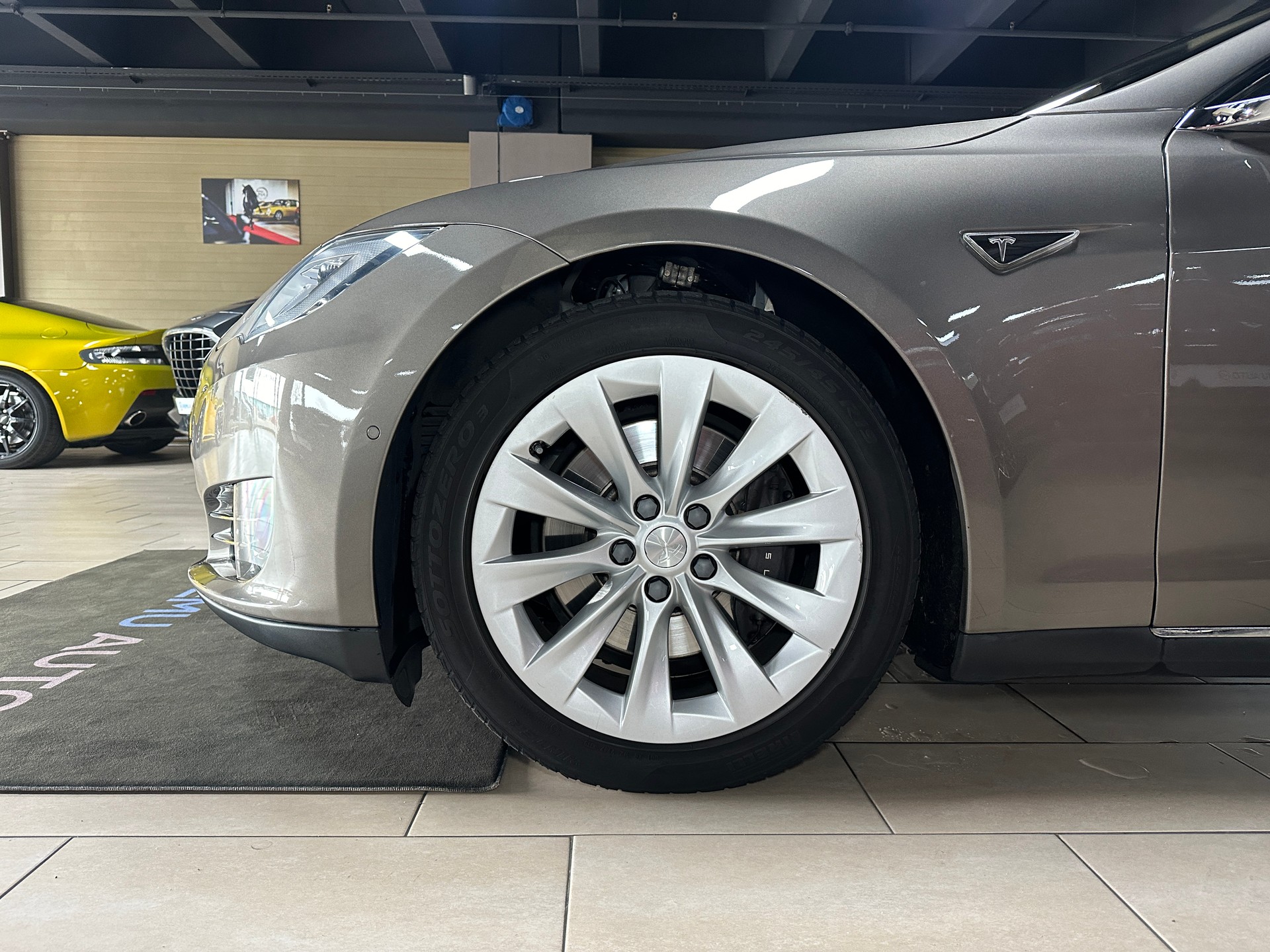TESLA Model S 85 D-image-10