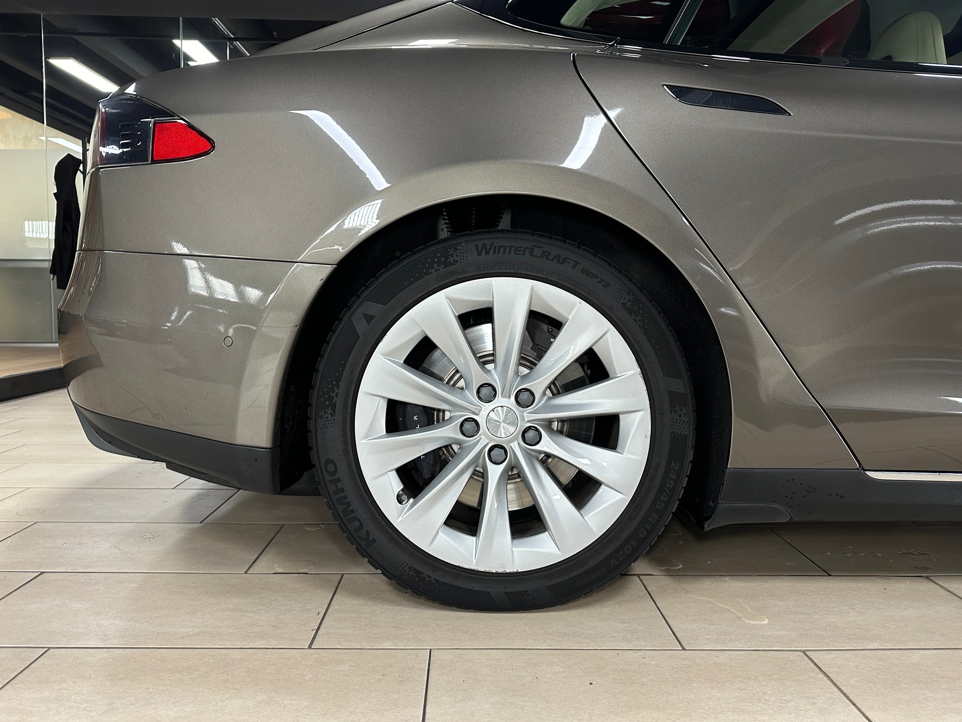 TESLA Model S 85 D-image-8
