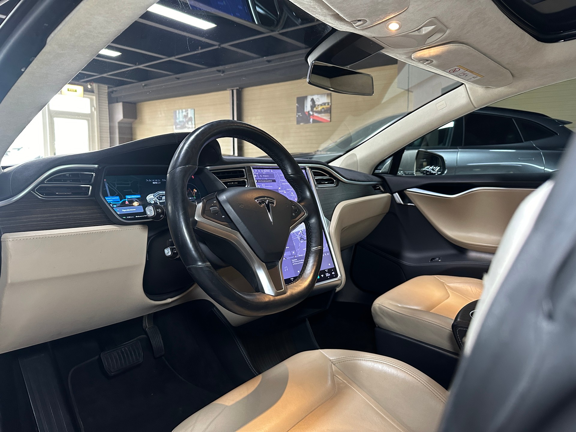 TESLA Model S 85 D-image-11