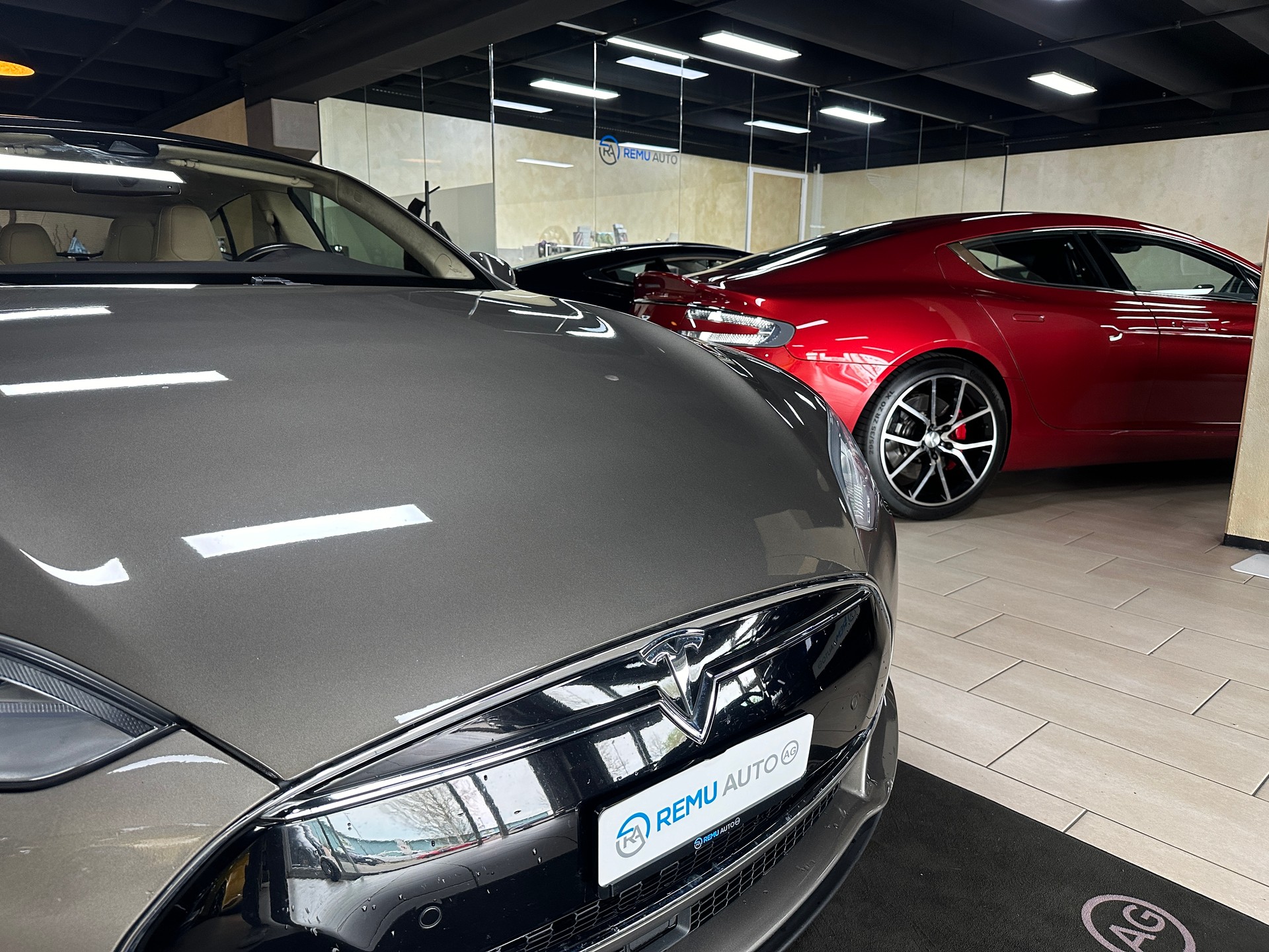TESLA Model S 85 D-image-6