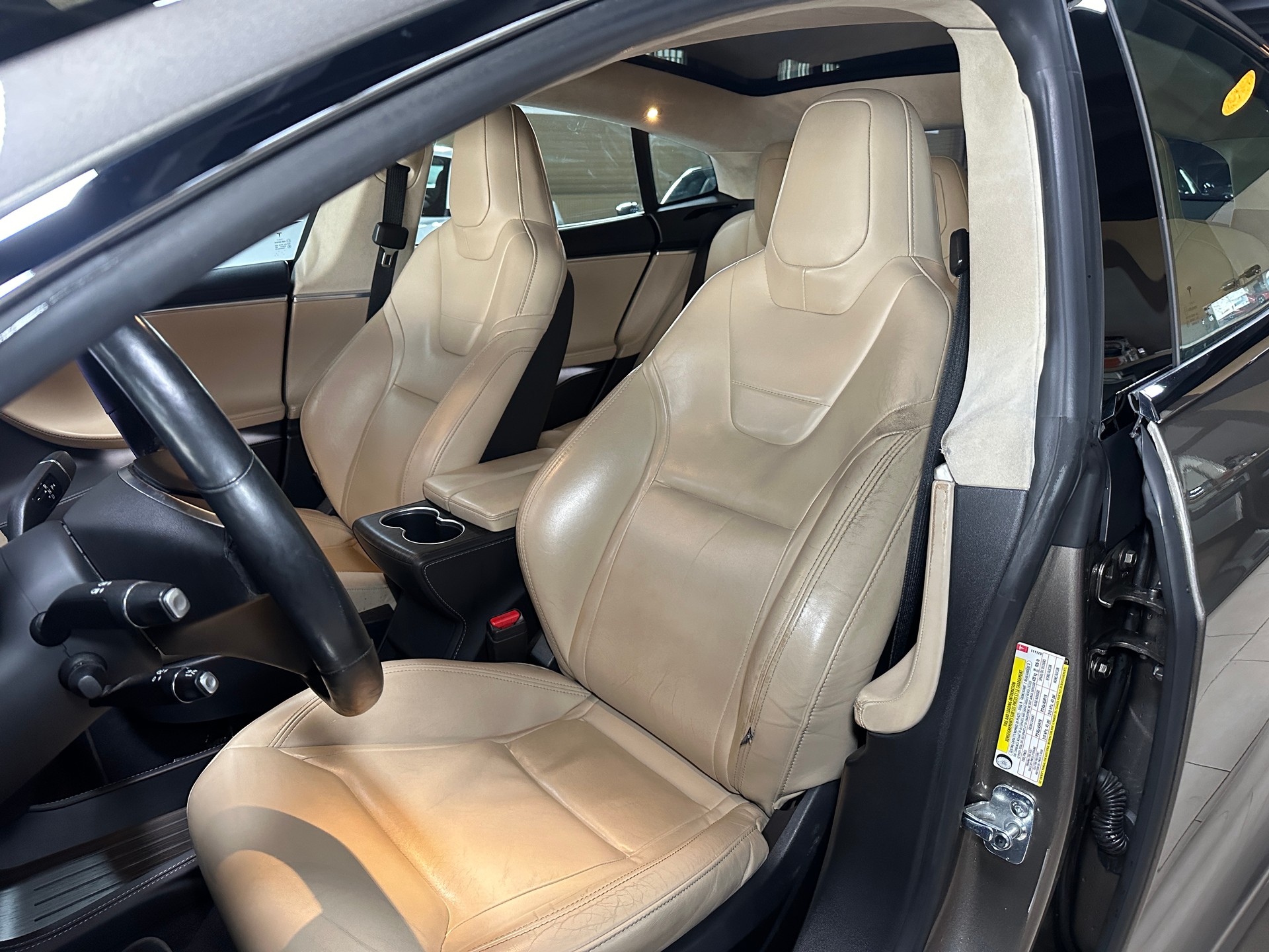 TESLA Model S 85 D-image-13