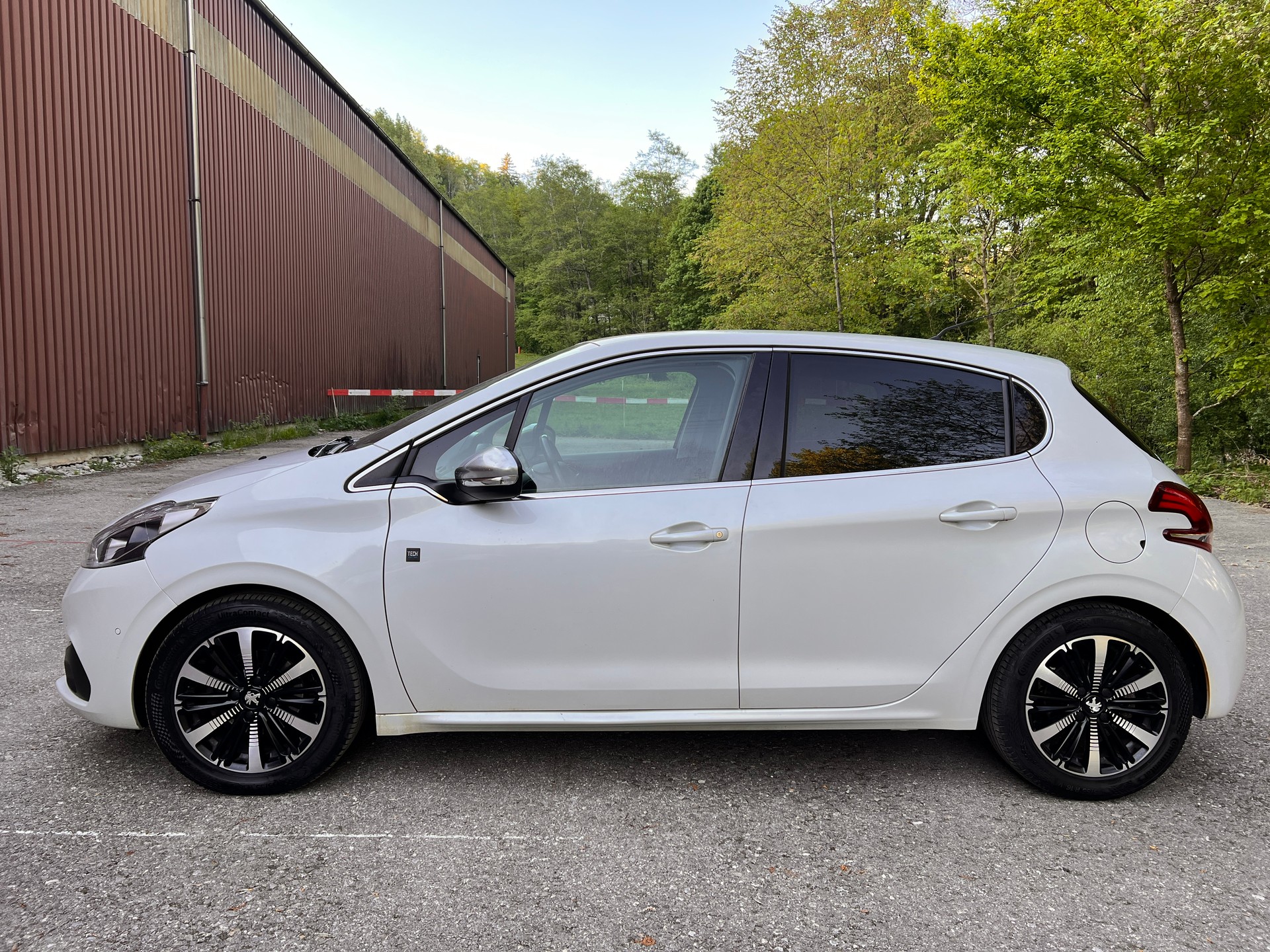 PEUGEOT 208 1.2 PureTech GT Line EAT6-image-1