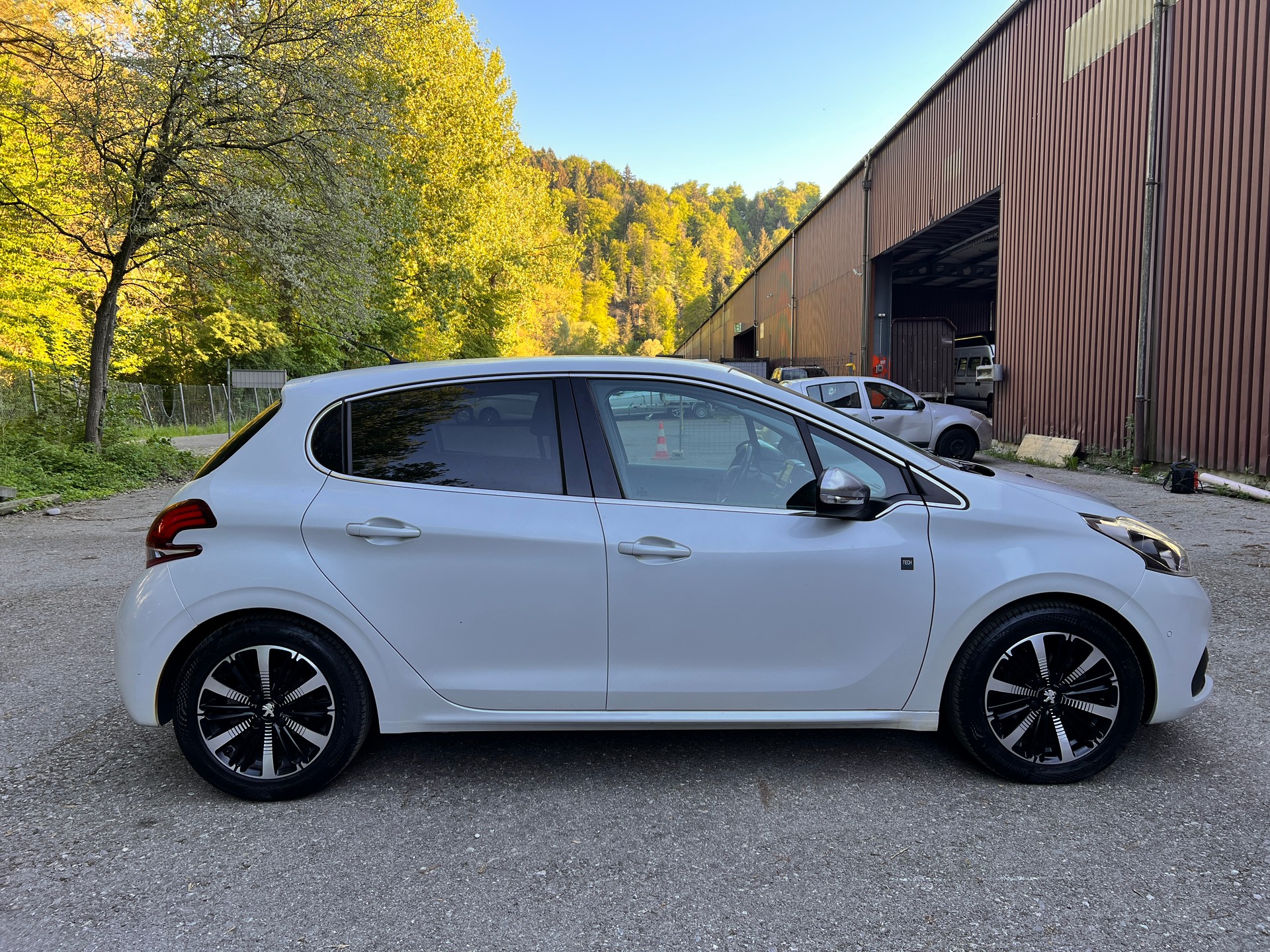 PEUGEOT 208 1.2 PureTech GT Line EAT6-image-2