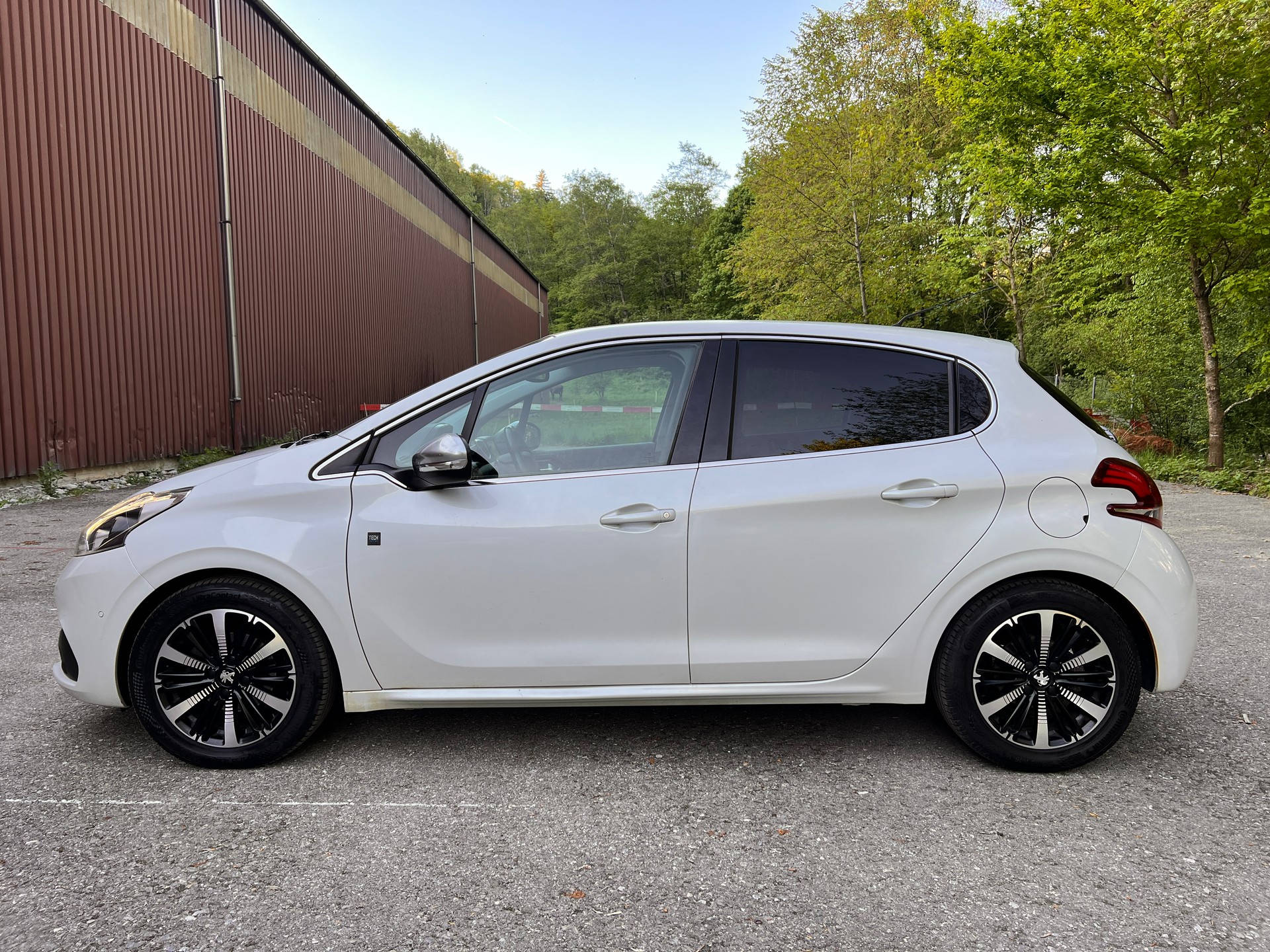 PEUGEOT 208 1.2 PureTech GT Line EAT6-image-3