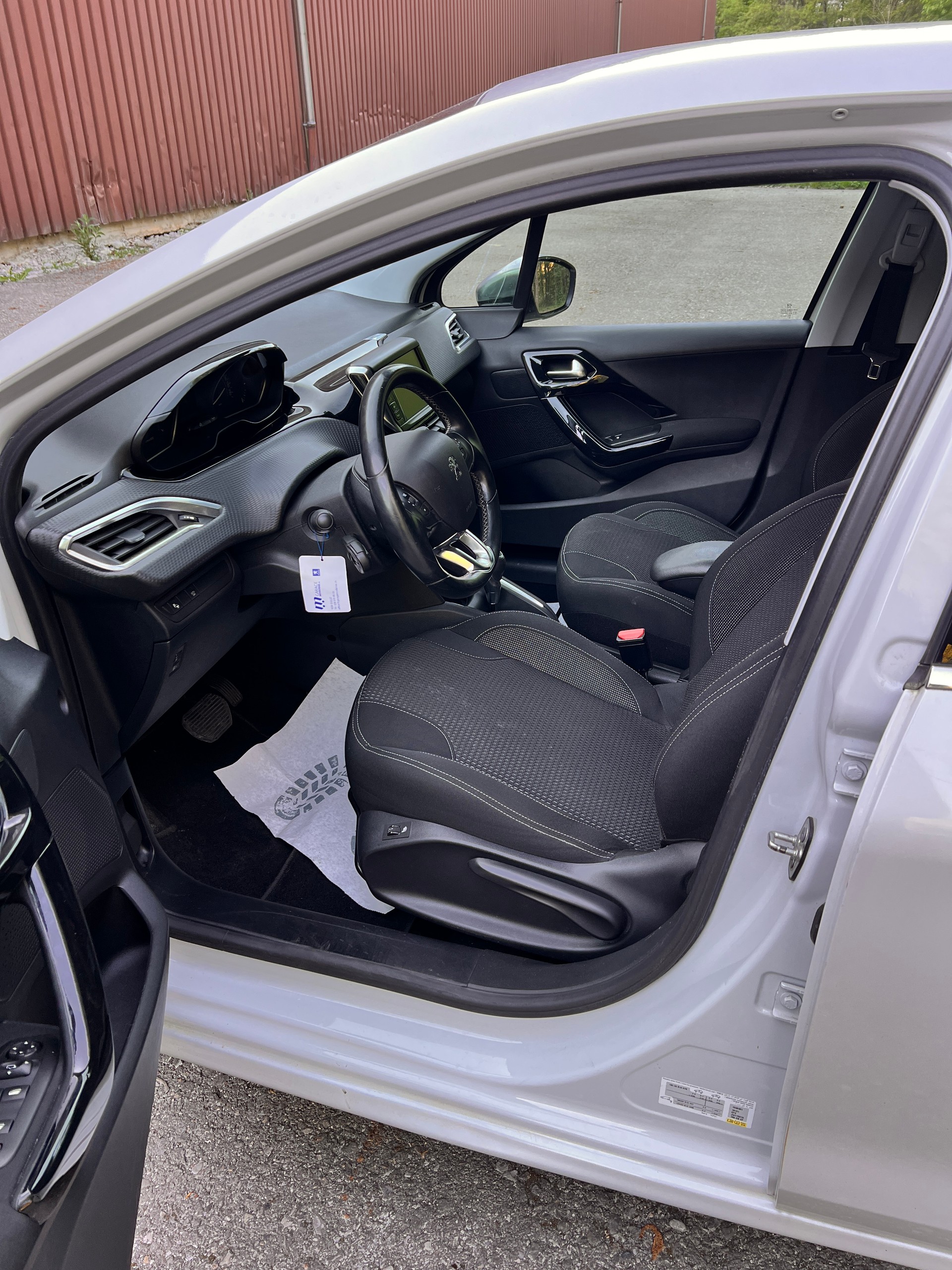 PEUGEOT 208 1.2 PureTech GT Line EAT6-image-7