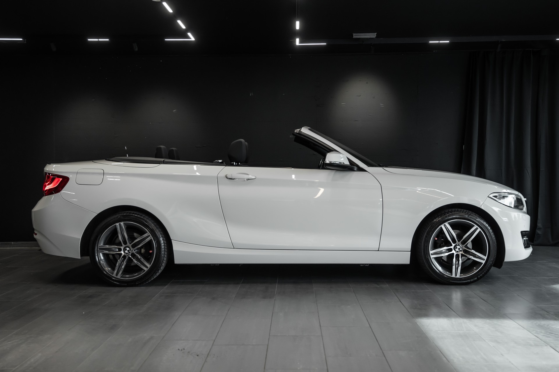 BMW 218i Cabriolet-image-2