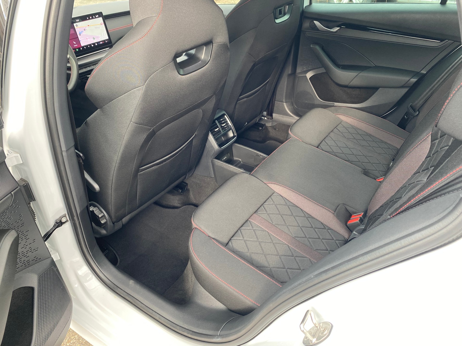 SKODA Octavia Combi 2.0 TSI RS 265PS DSG FACELIFT **Top-Ausstattung**-image-7