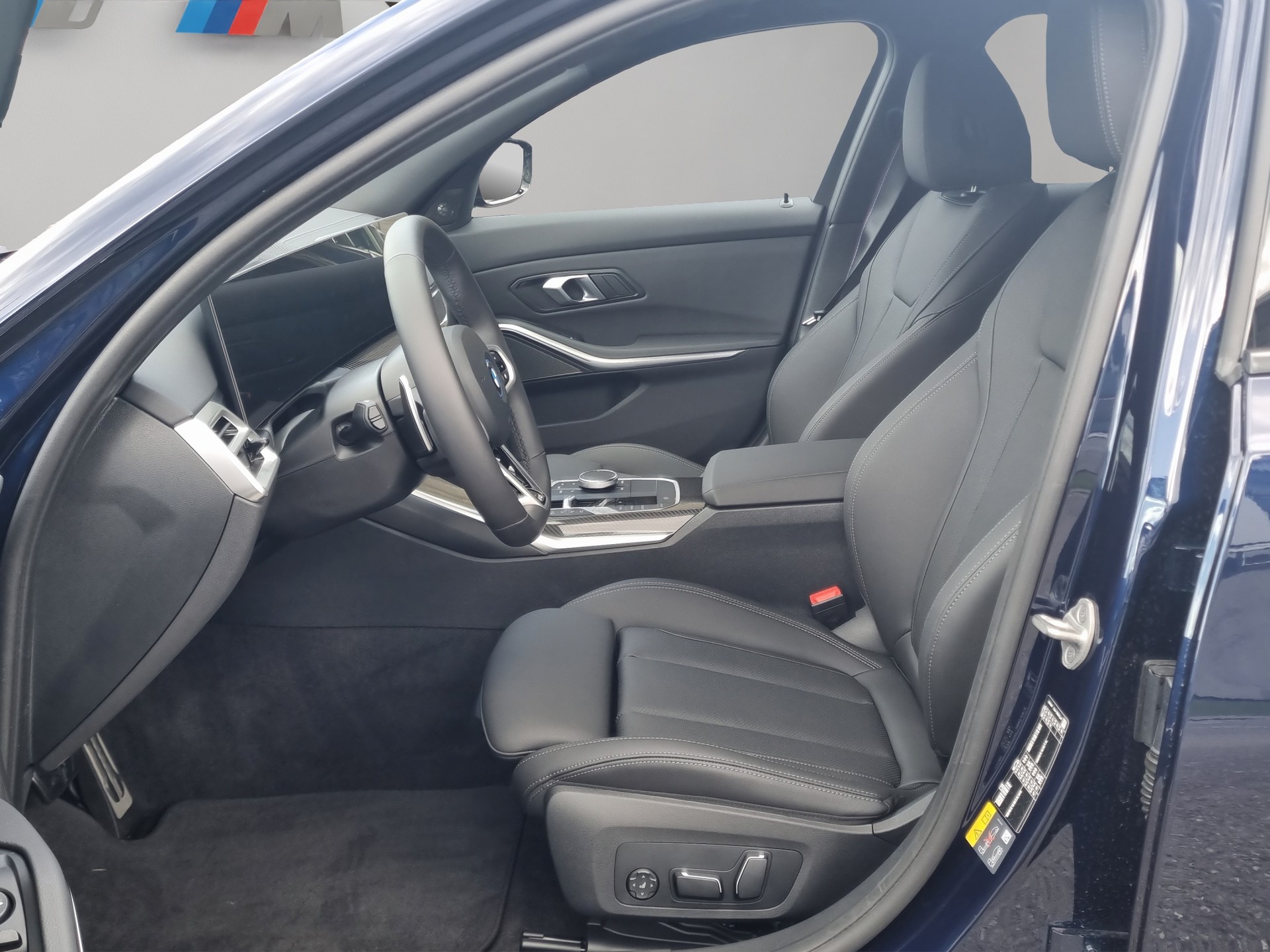BMW 330e x DriveTouring Steptronic M Sport Pro-image-10