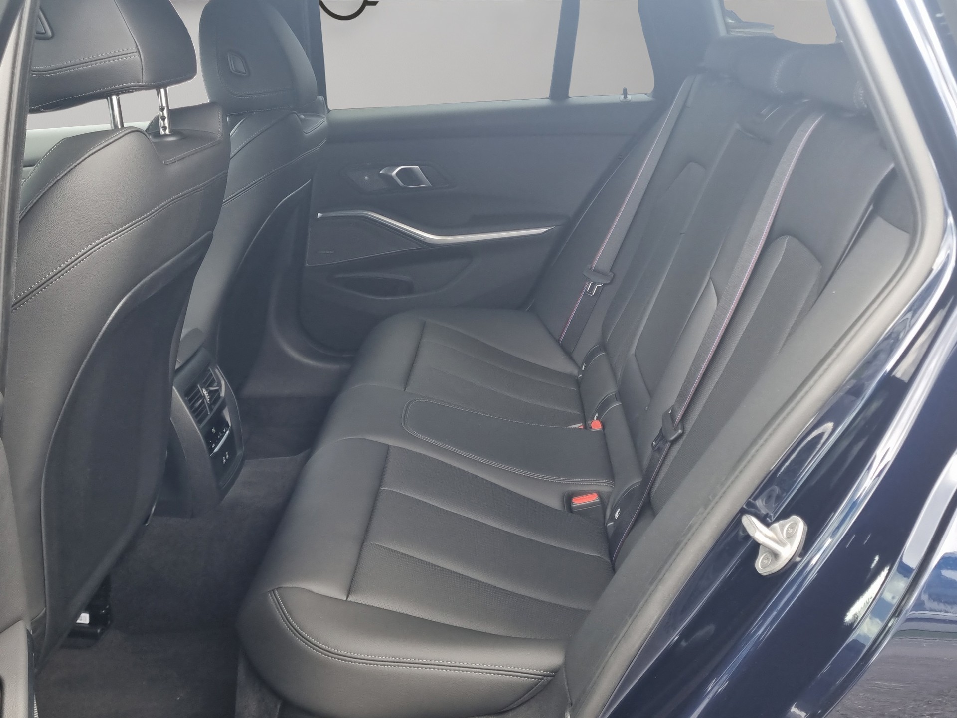 BMW 330e x DriveTouring Steptronic M Sport Pro-image-18