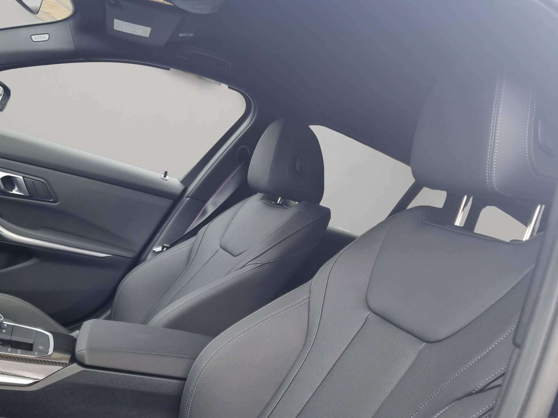 BMW 330e x DriveTouring Steptronic M Sport Pro-image-12