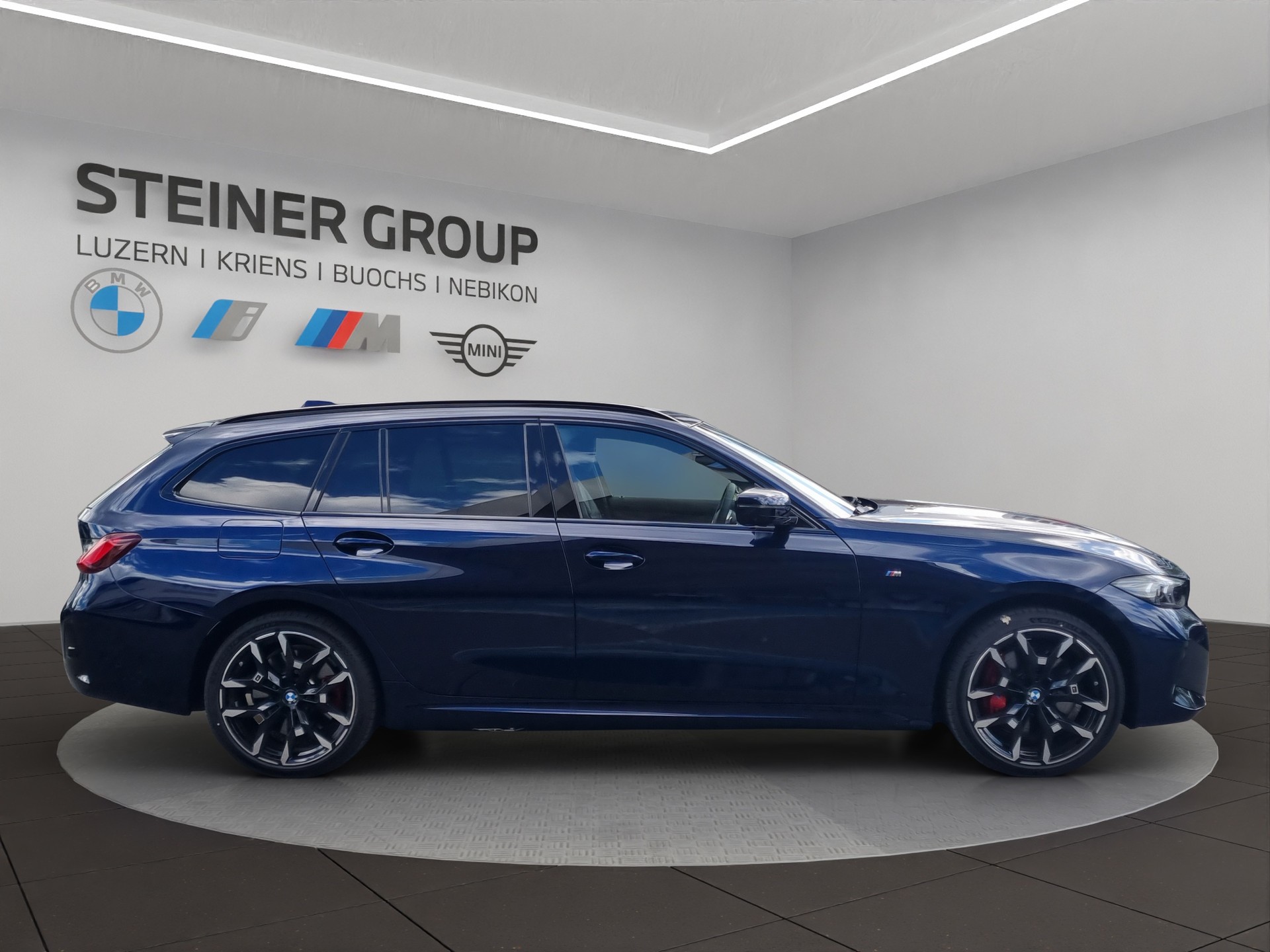 BMW 330e x DriveTouring Steptronic M Sport Pro-image-3