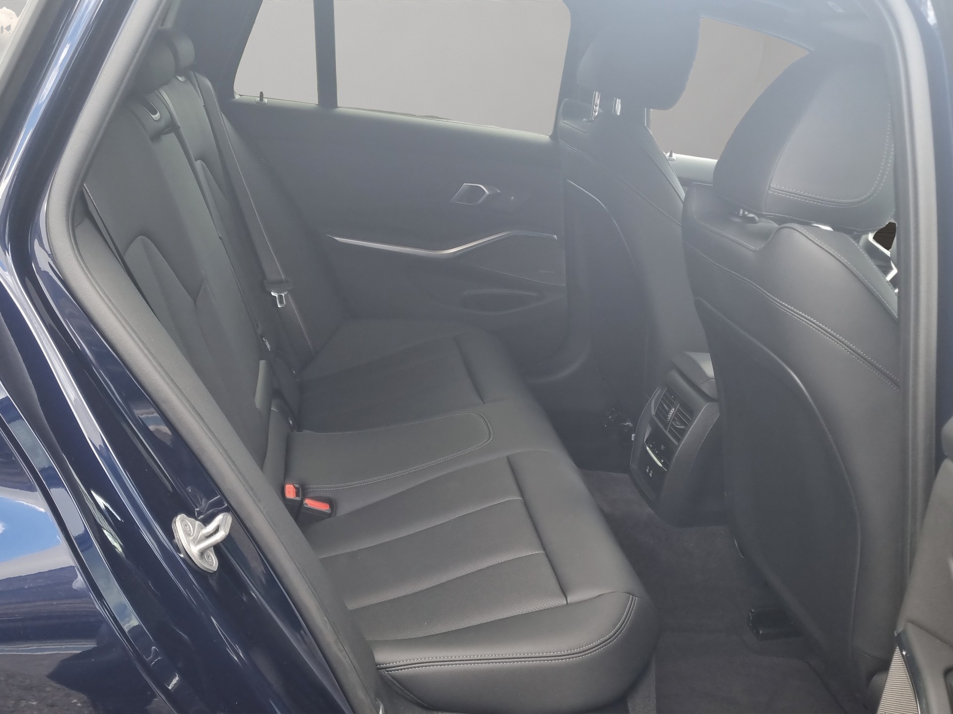 BMW 330e x DriveTouring Steptronic M Sport Pro-image-21