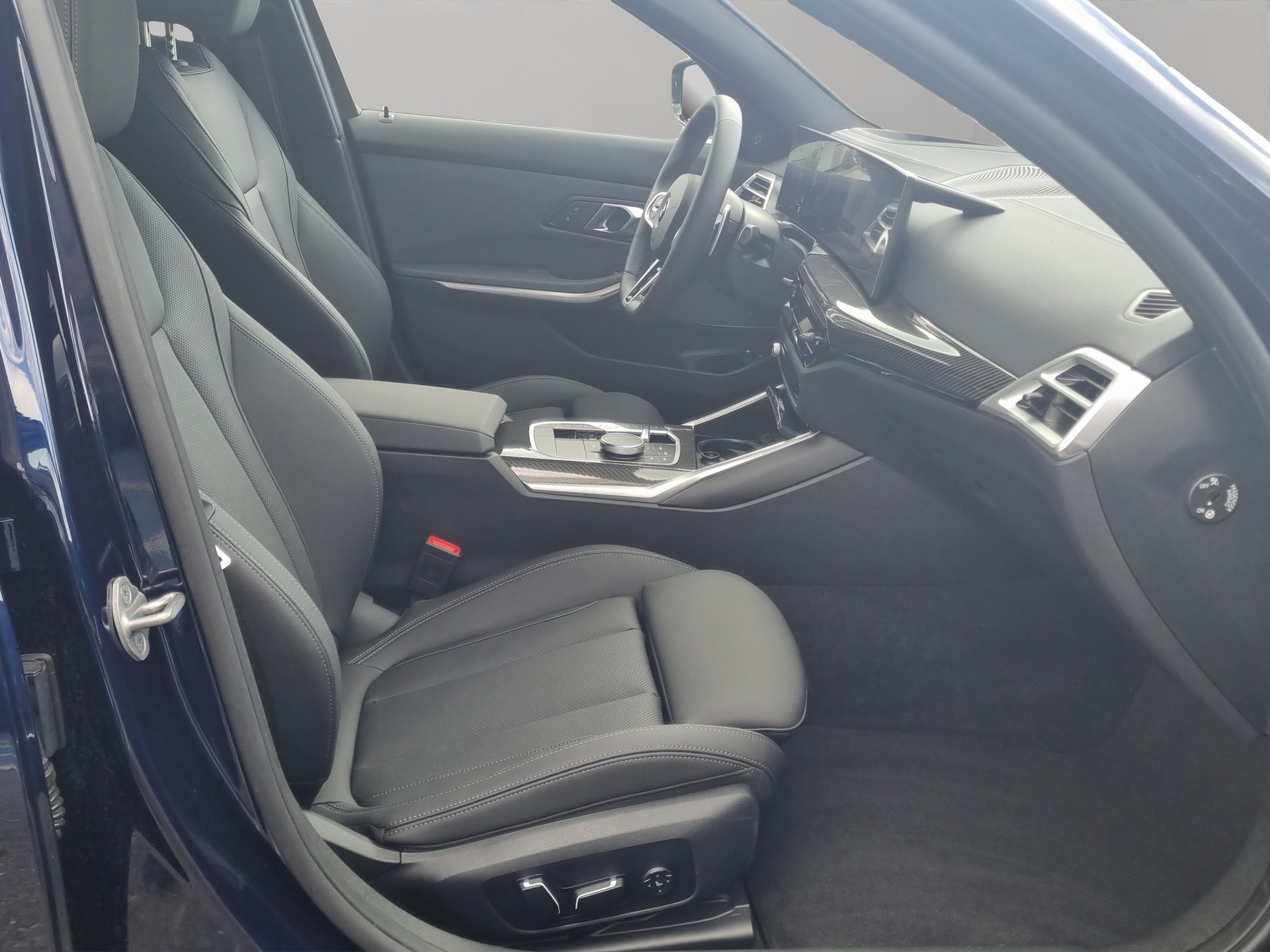 BMW 330e x DriveTouring Steptronic M Sport Pro-image-20